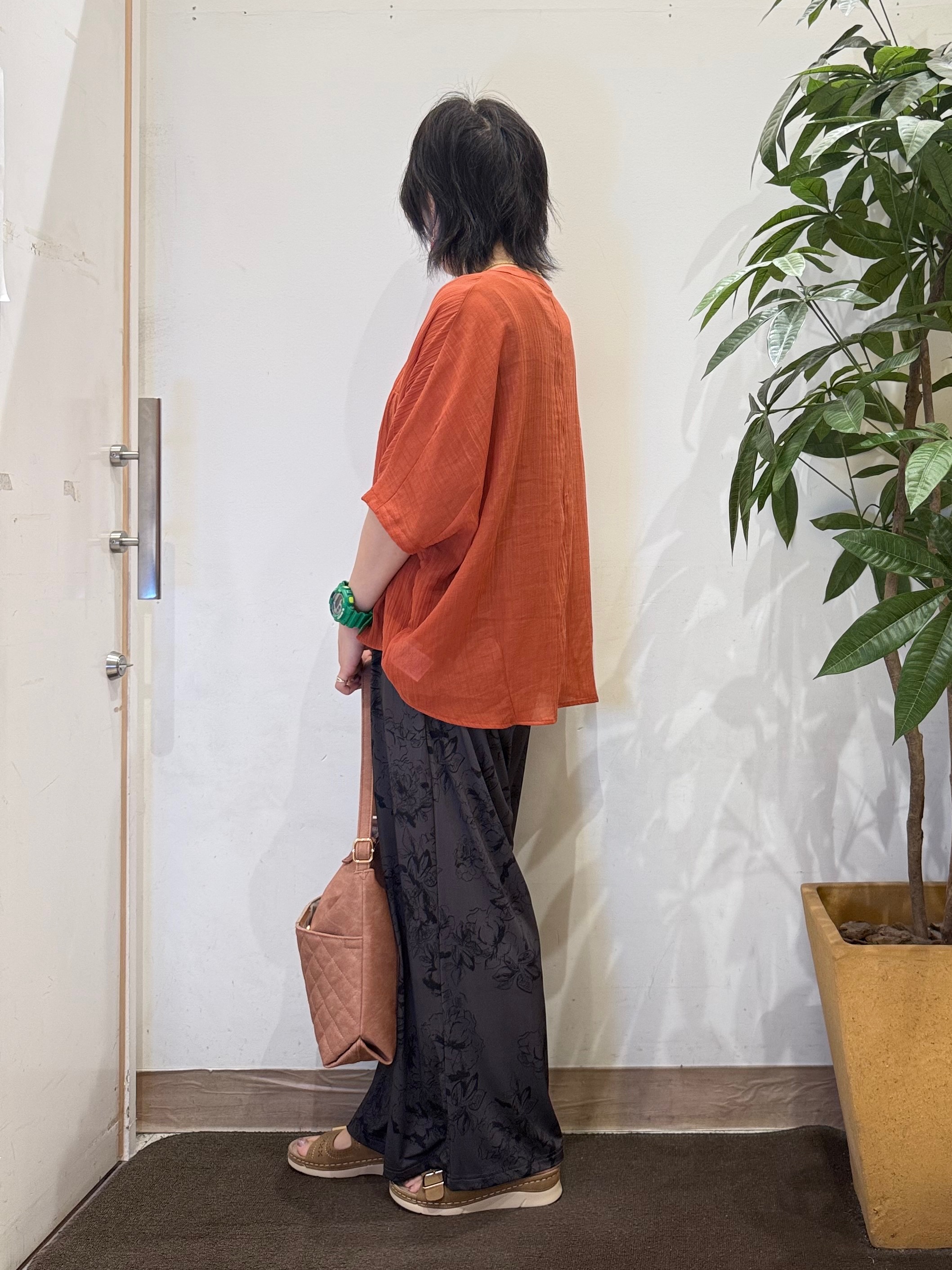 misakiさんの「SHOO･LA･RUE｜【洗濯機可/選べる6色】程よいシアー感が涼し気 ゆったりワッシャードルマンブラウス」を使ったコーディネート