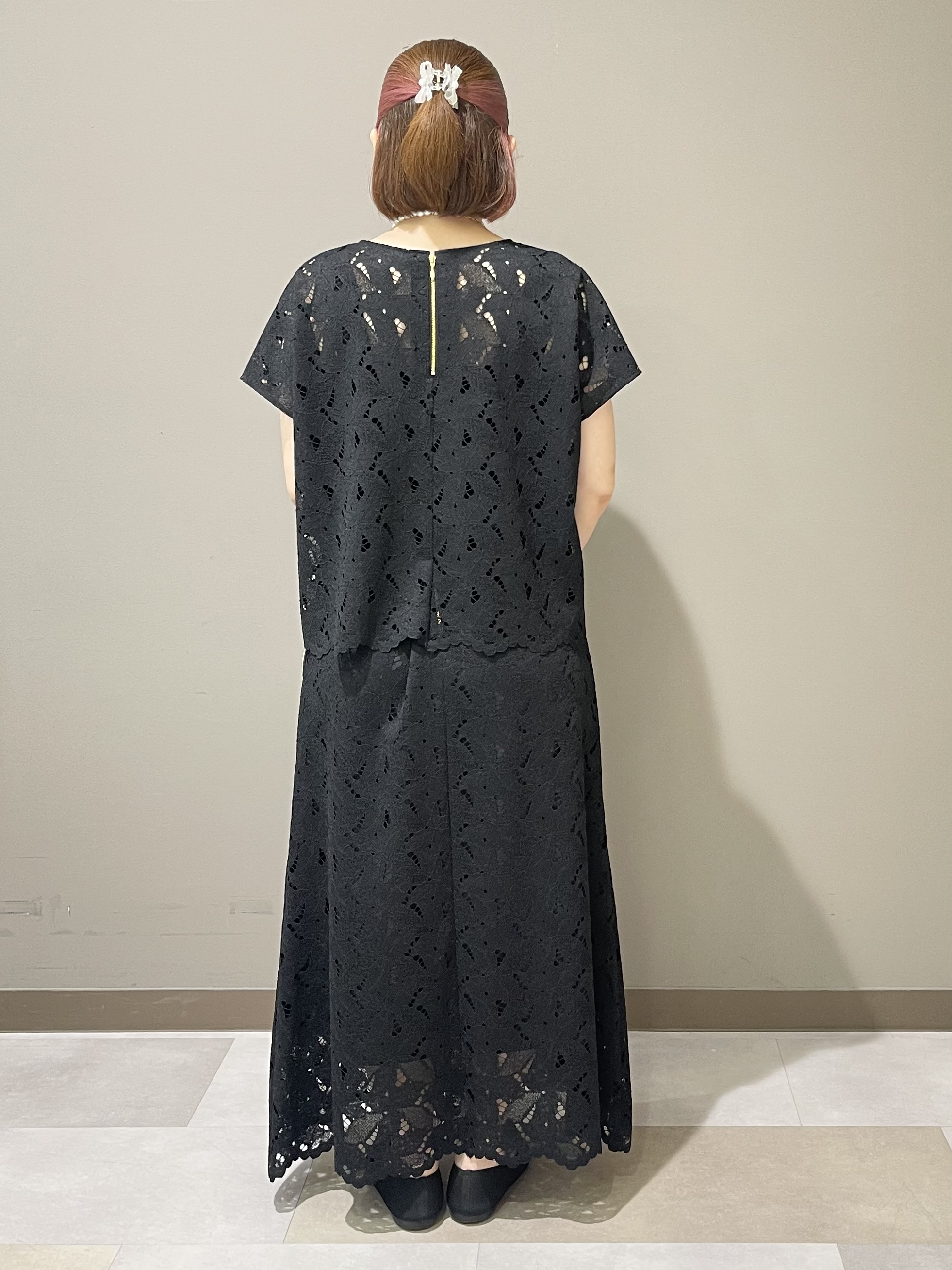 Tomoさんの「UNTITLED｜【セットアップ可/品のある透け感】リーフレースブラウス」を使ったコーディネート