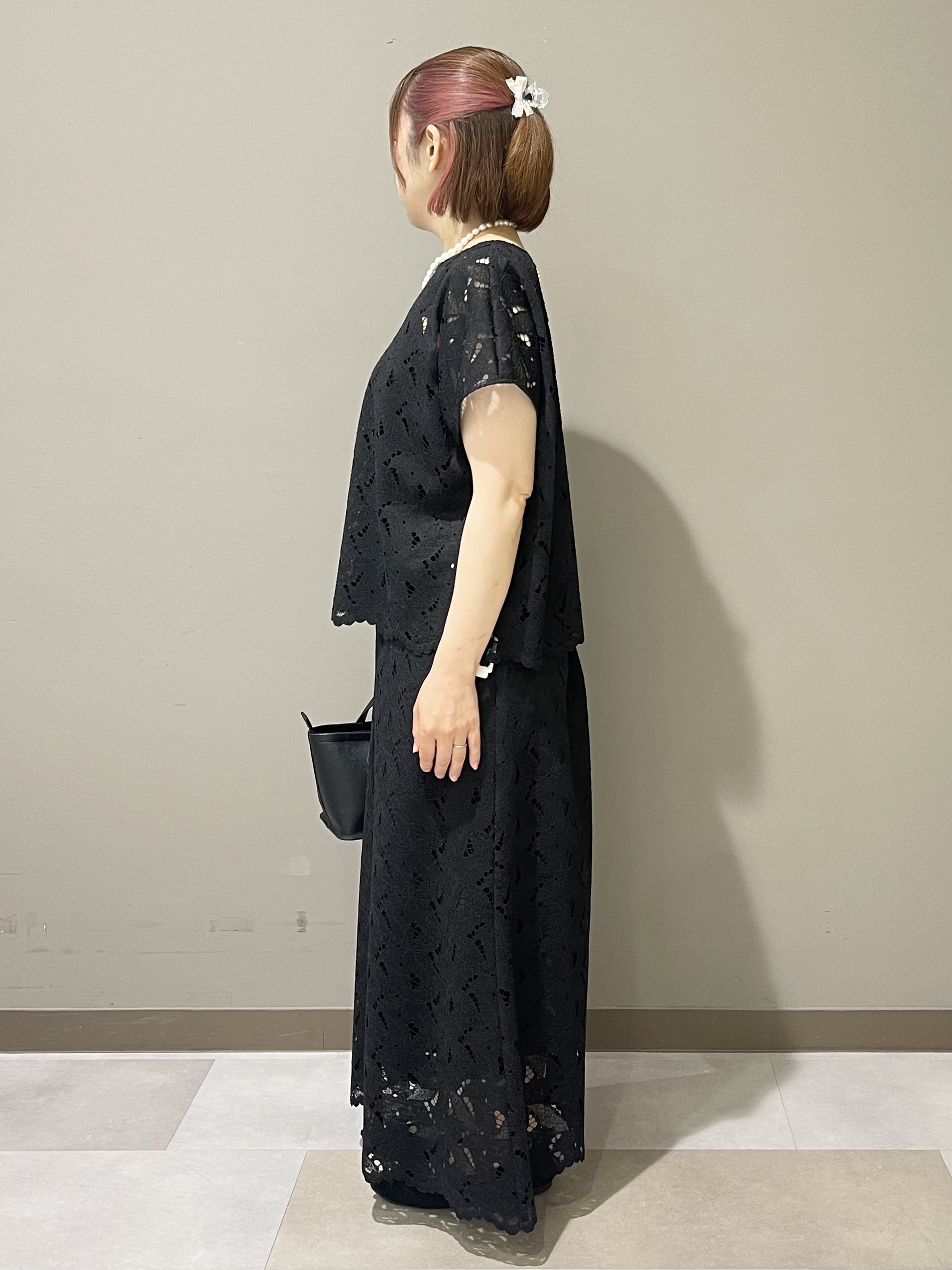 Tomoさんの「UNTITLED｜【セットアップ可/品のある透け感】リーフレースブラウス」を使ったコーディネート