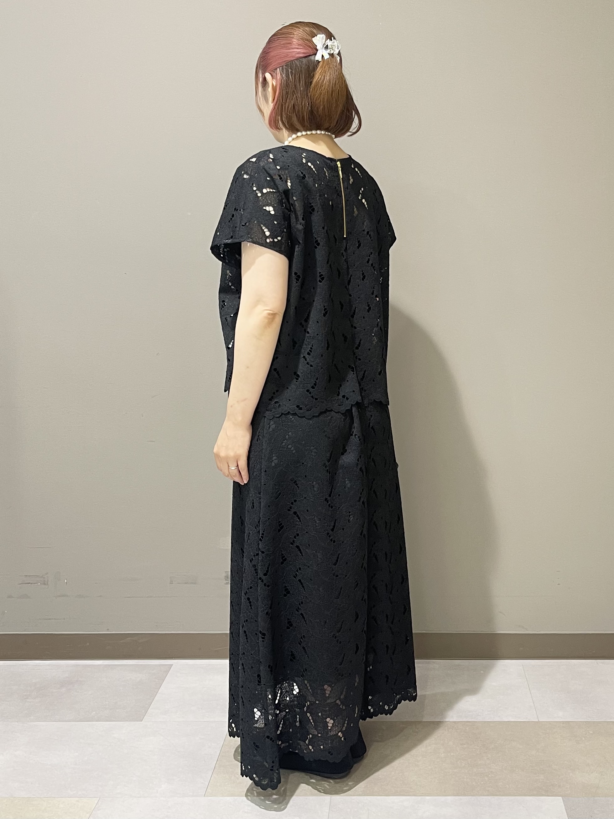 Tomoさんの「UNTITLED｜【セットアップ可/品のある透け感】リーフレースブラウス」を使ったコーディネート