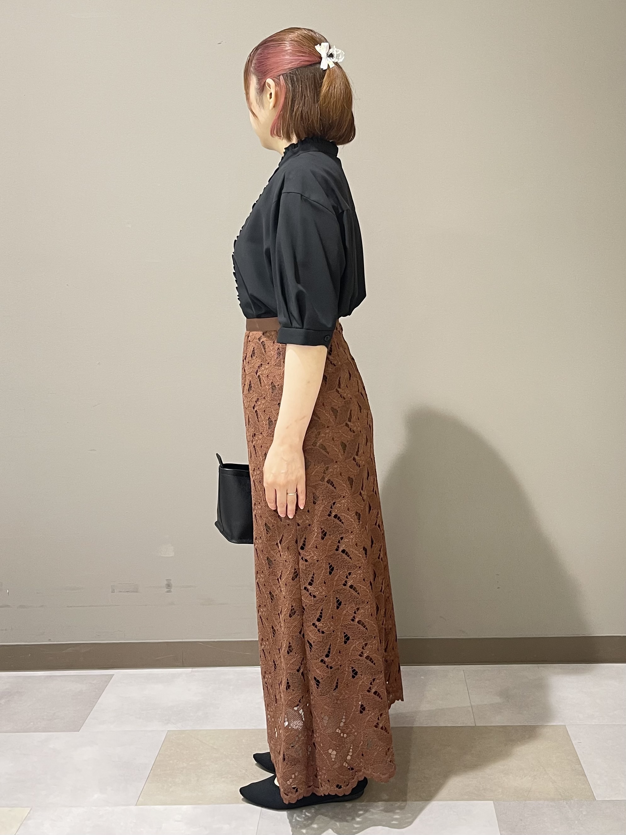 Tomoさんの「UNTITLED｜【接触冷感/通気性/洗える】スタンドカラーフリルブラウス」を使ったコーディネート