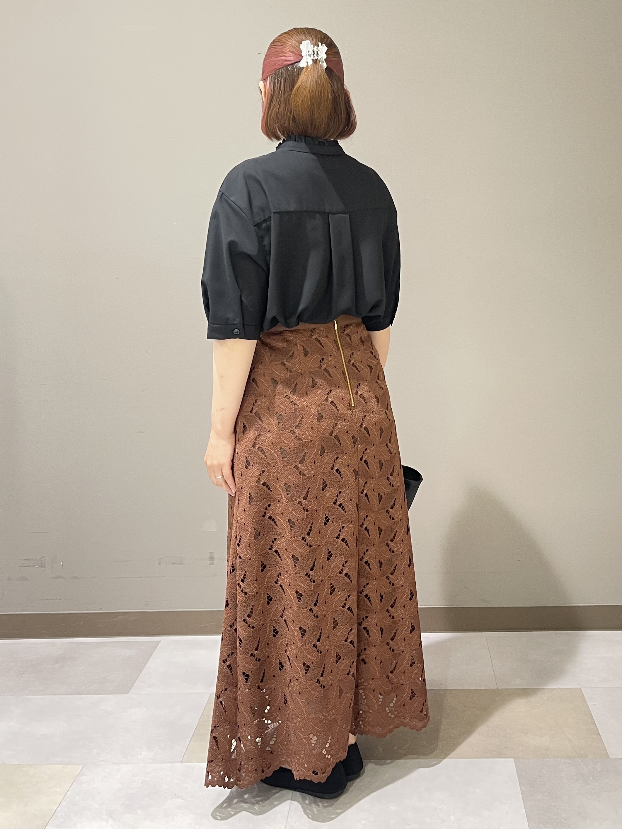 Tomoさんの「UNTITLED｜【接触冷感/通気性/洗える】スタンドカラーフリルブラウス」を使ったコーディネート