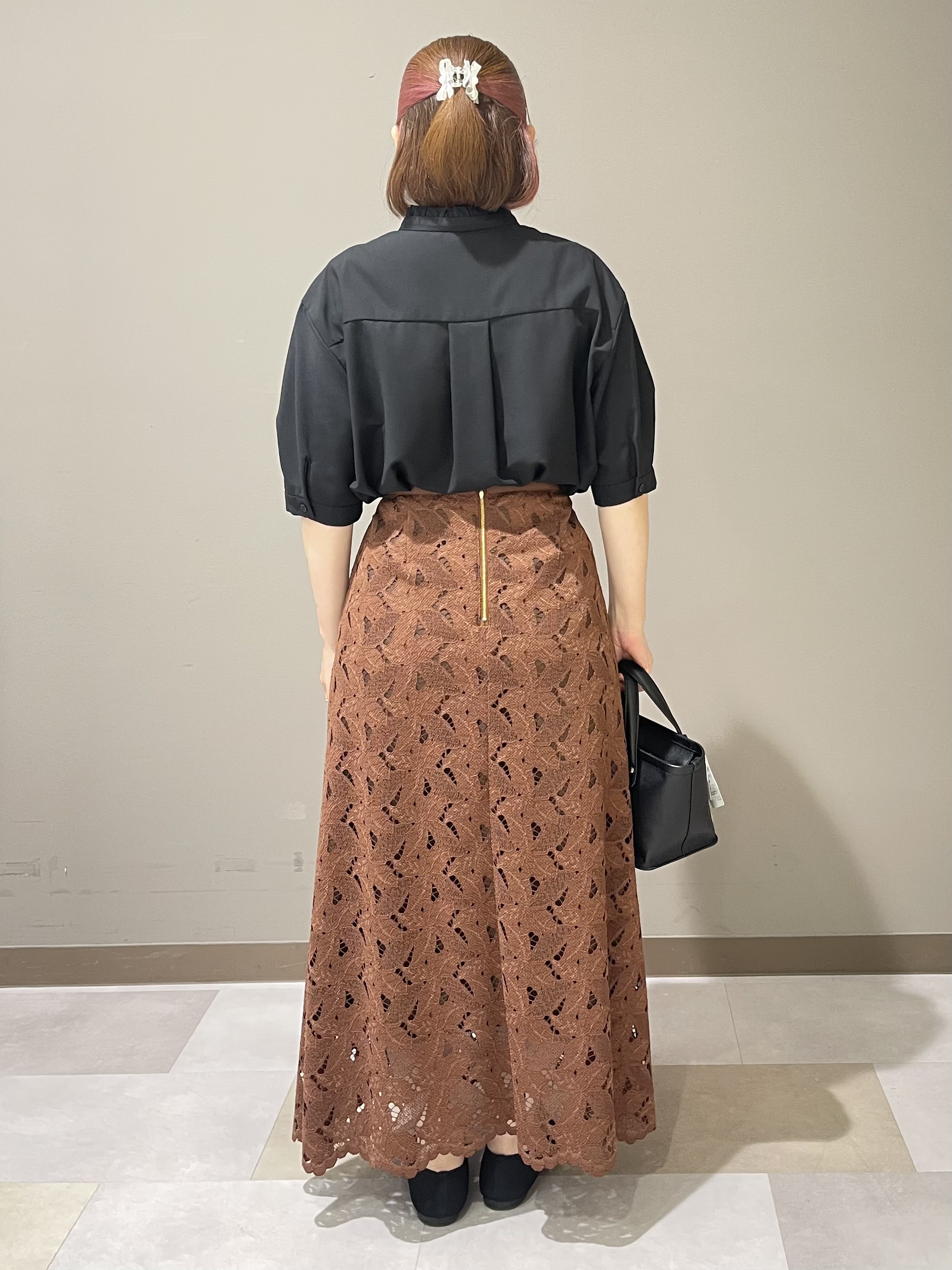 Tomoさんの「UNTITLED｜【接触冷感/通気性/洗える】スタンドカラーフリルブラウス」を使ったコーディネート