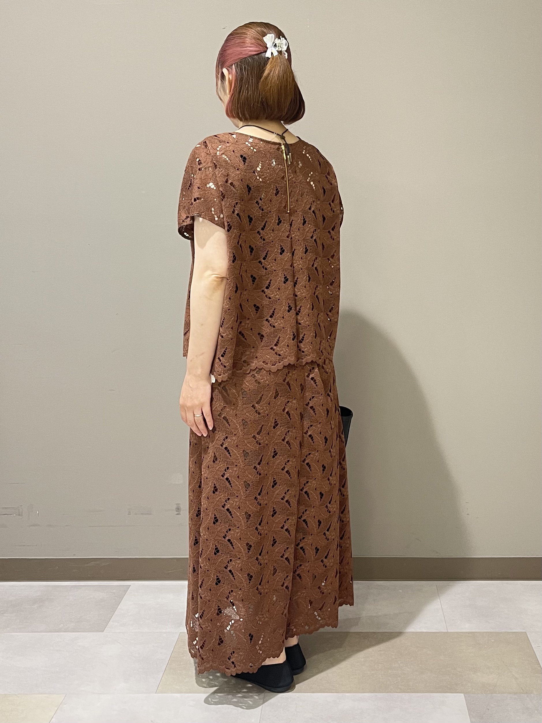Tomoさんの「UNTITLED｜【セットアップ可/品のある透け感】リーフレースブラウス」を使ったコーディネート