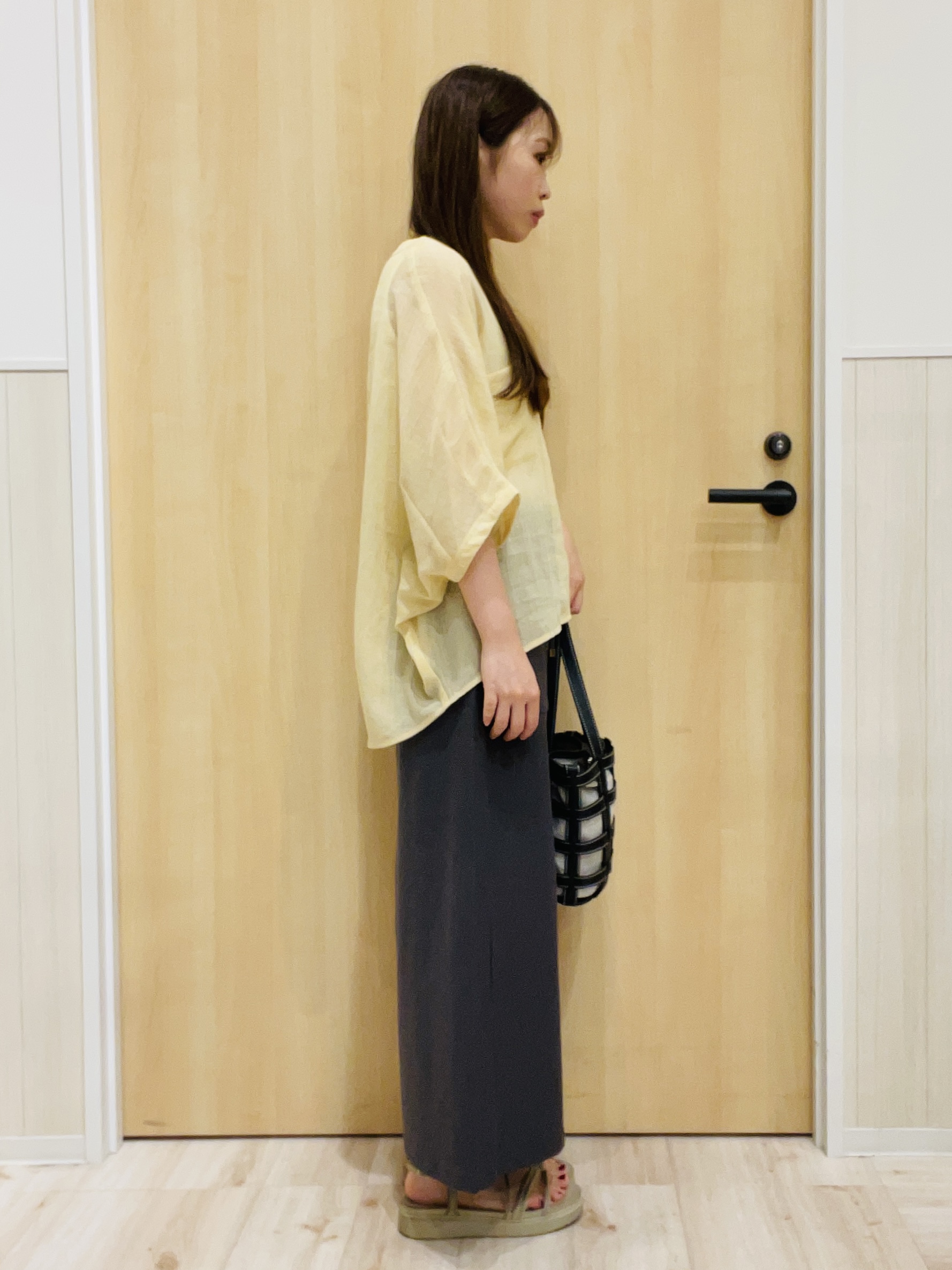 minamiさんの「SHOO･LA･RUE｜【洗濯機可/選べる6色】程よいシアー感が涼し気 ゆったりワッシャードルマンブラウス」を使ったコーディネート
