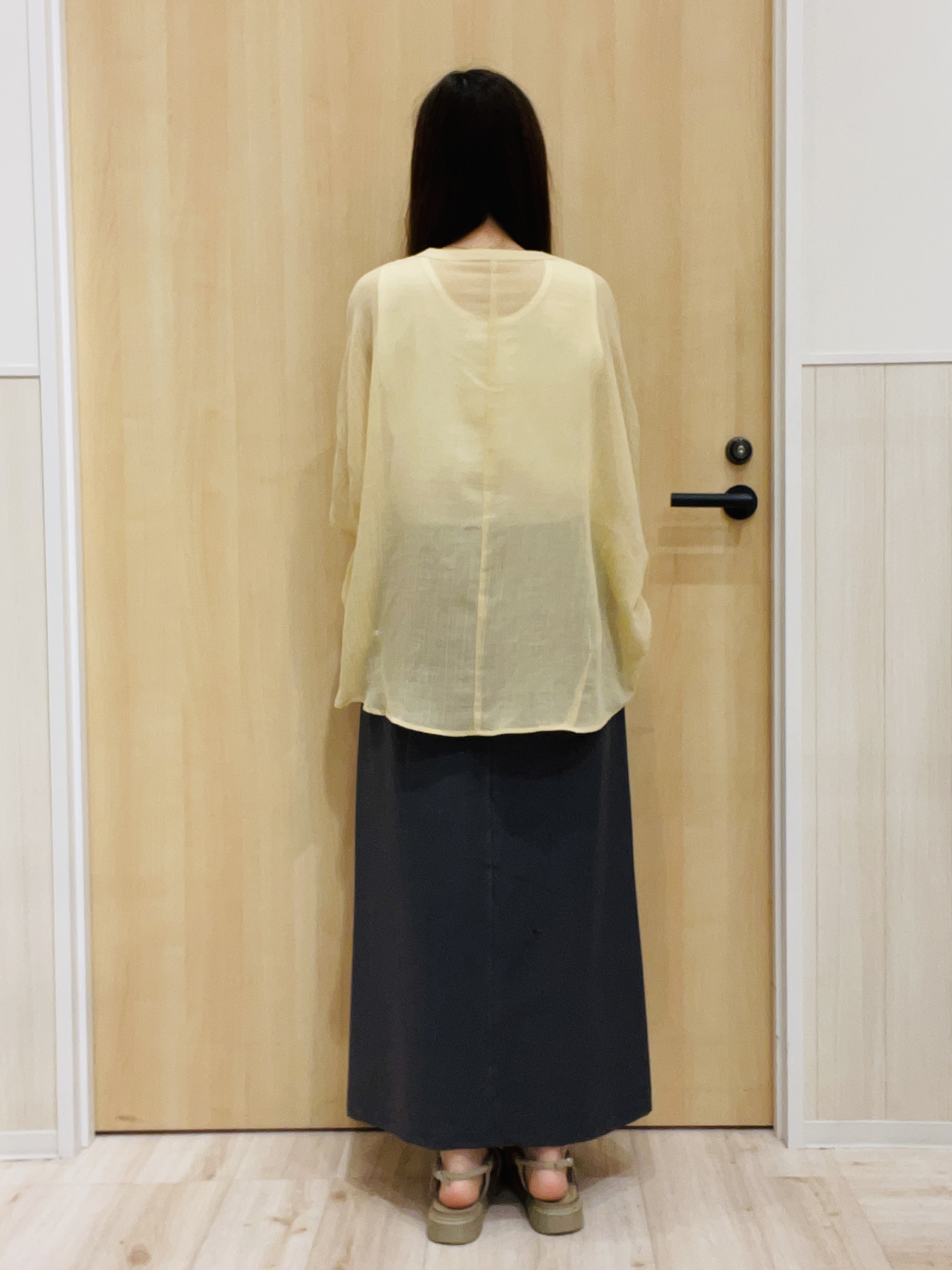 minamiさんの「SHOO･LA･RUE｜【洗濯機可/選べる6色】程よいシアー感が涼し気 ゆったりワッシャードルマンブラウス」を使ったコーディネート