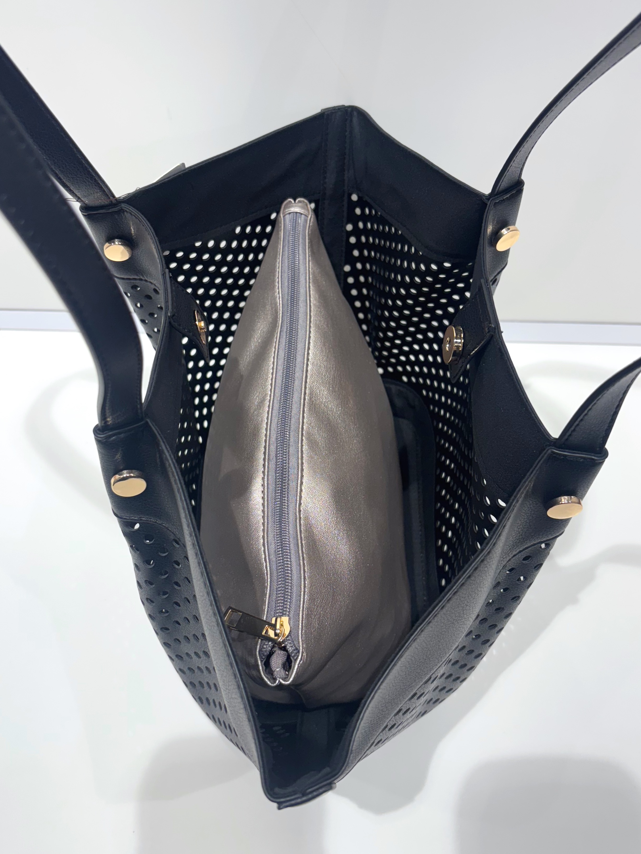 miさんの「grove｜【トレンド感UP】軽やか印象パンチングポーチ付きトート」を使ったコーディネート