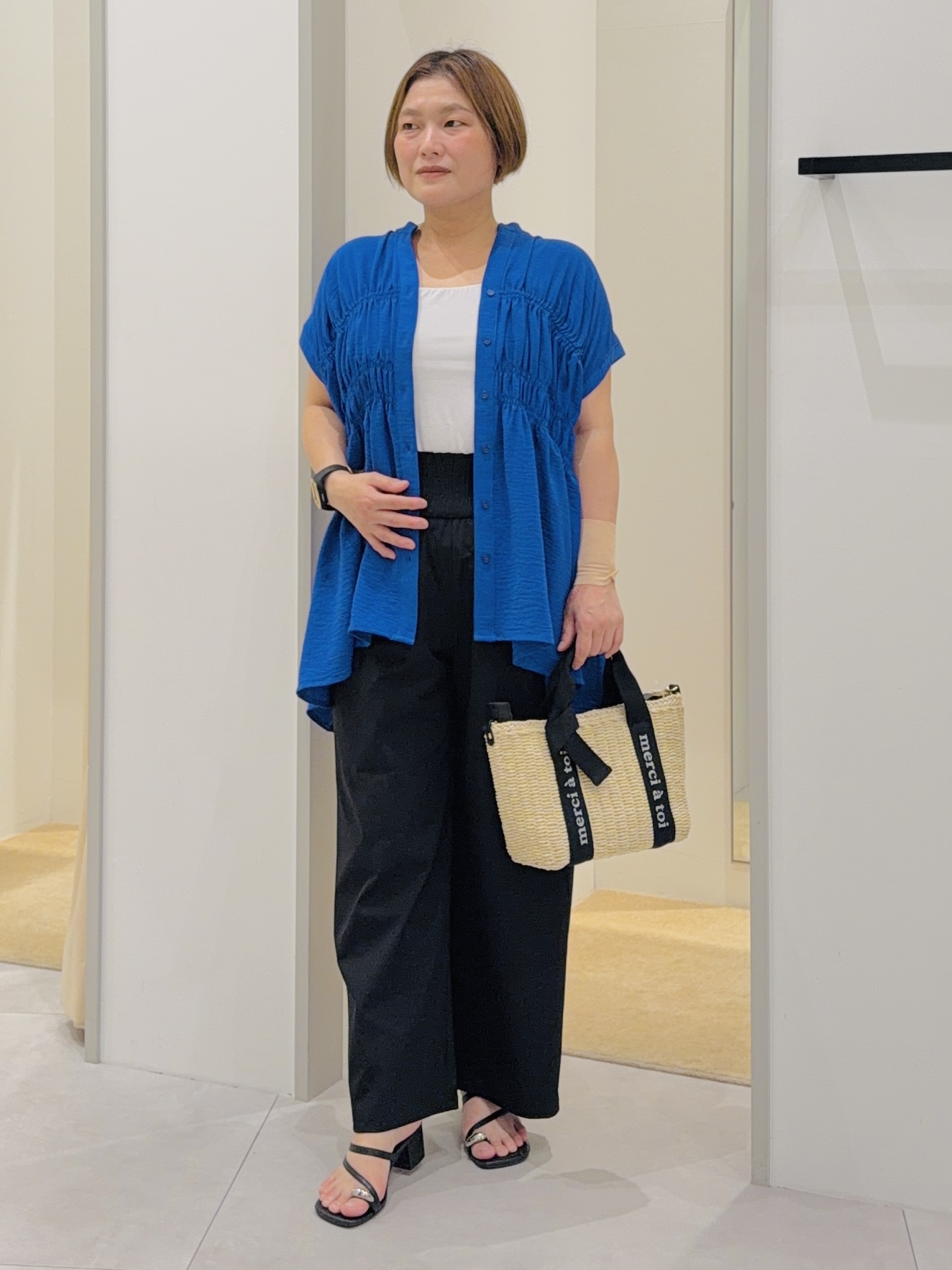 タナさんの「THE SHOP TK｜【体型カバー/防しわ/UV】さらさらシャーリングブラウス」を使ったコーディネート