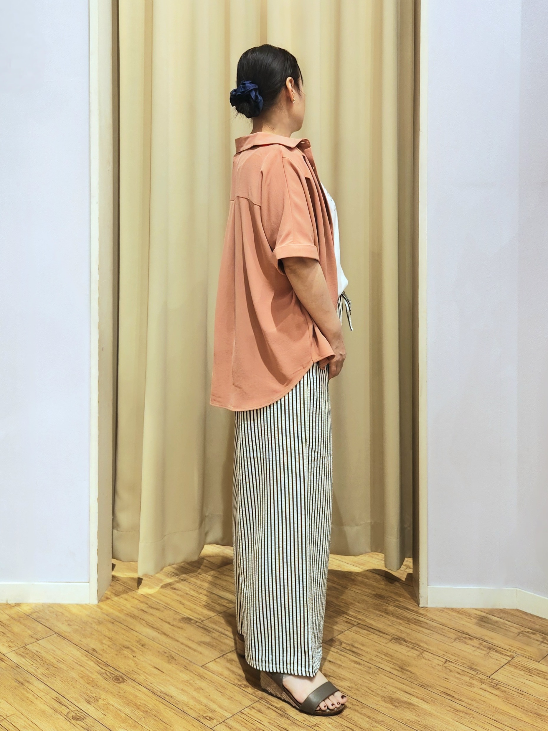 くまさんの「SHOO･LA･RUE｜【洗濯後しわになりにくい/体型カバー】二の腕も隠せる　お袖ロールアップ半袖シャツ」を使ったコーディネート