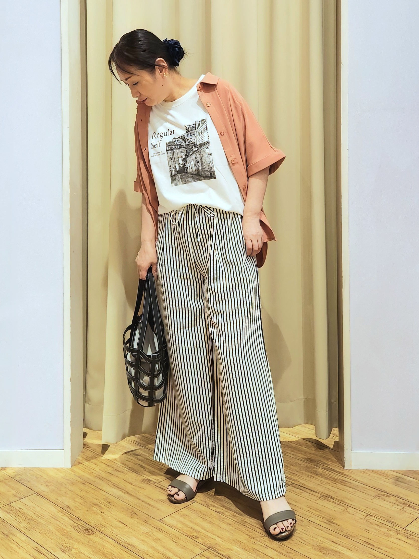 くまさんの「SHOO･LA･RUE｜【洗濯後しわになりにくい/体型カバー】二の腕も隠せる　お袖ロールアップ半袖シャツ」を使ったコーディネート