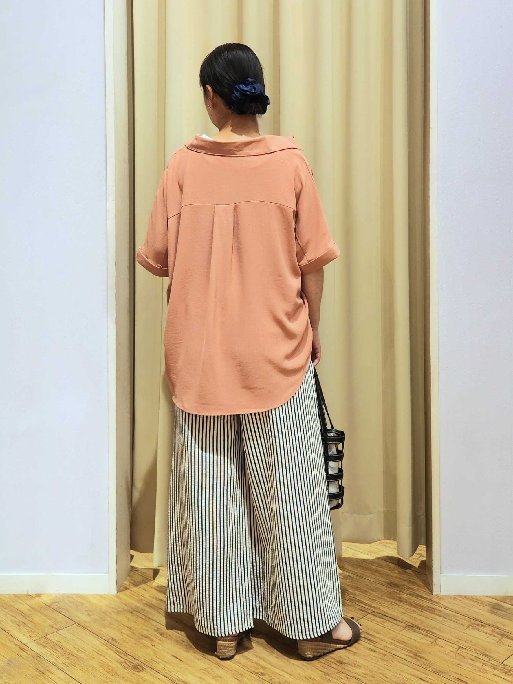くまさんの「SHOO･LA･RUE｜【洗濯後しわになりにくい/体型カバー】二の腕も隠せる　お袖ロールアップ半袖シャツ」を使ったコーディネート