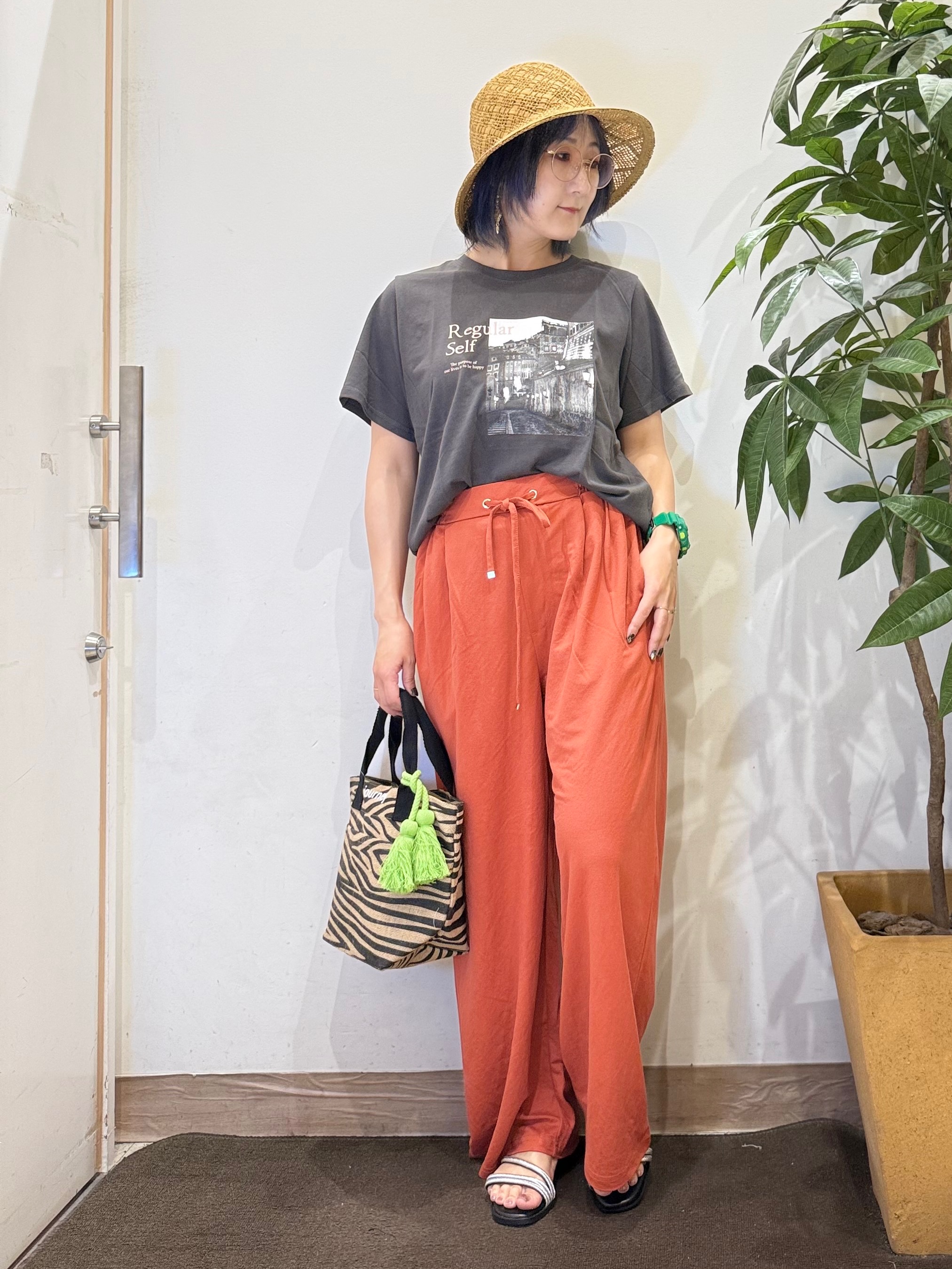 misakiさんの「SHOO･LA･RUE｜【S-LL/洗濯機可】大人のベーシックカラープリントTシャツ」を使ったコーディネート