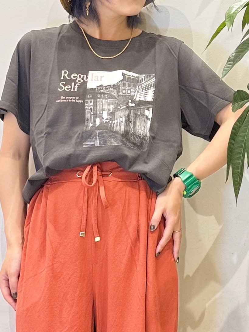 misakiさんの「SHOO･LA･RUE｜【S-LL/洗濯機可】大人のベーシックカラープリントTシャツ」を使ったコーディネート