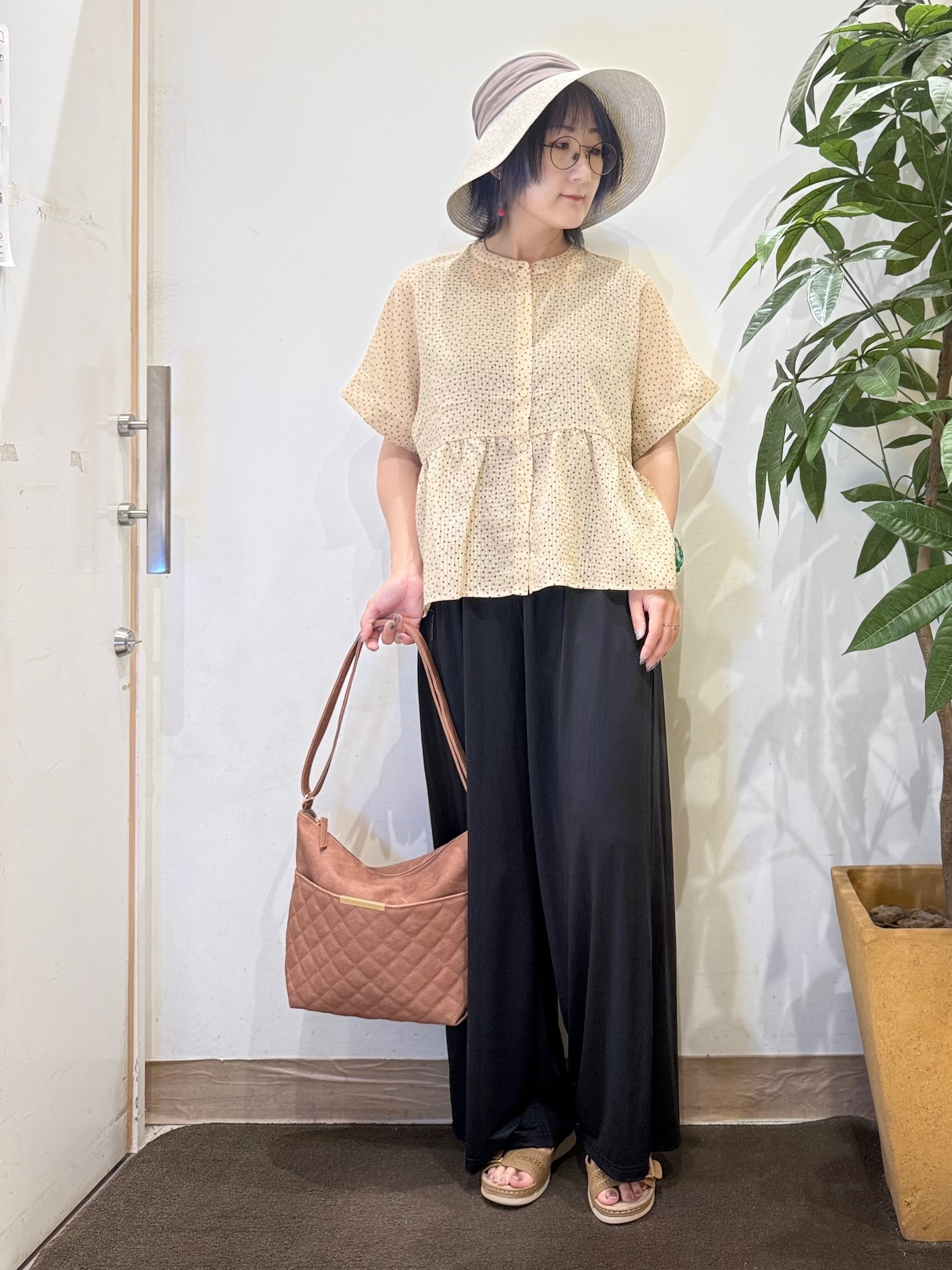 misakiさんの「SHOO･LA･RUE｜【体型カバー/洗濯機可】二の腕とお腹周りが隠せる シアーペプラムブラウス」を使ったコーディネート