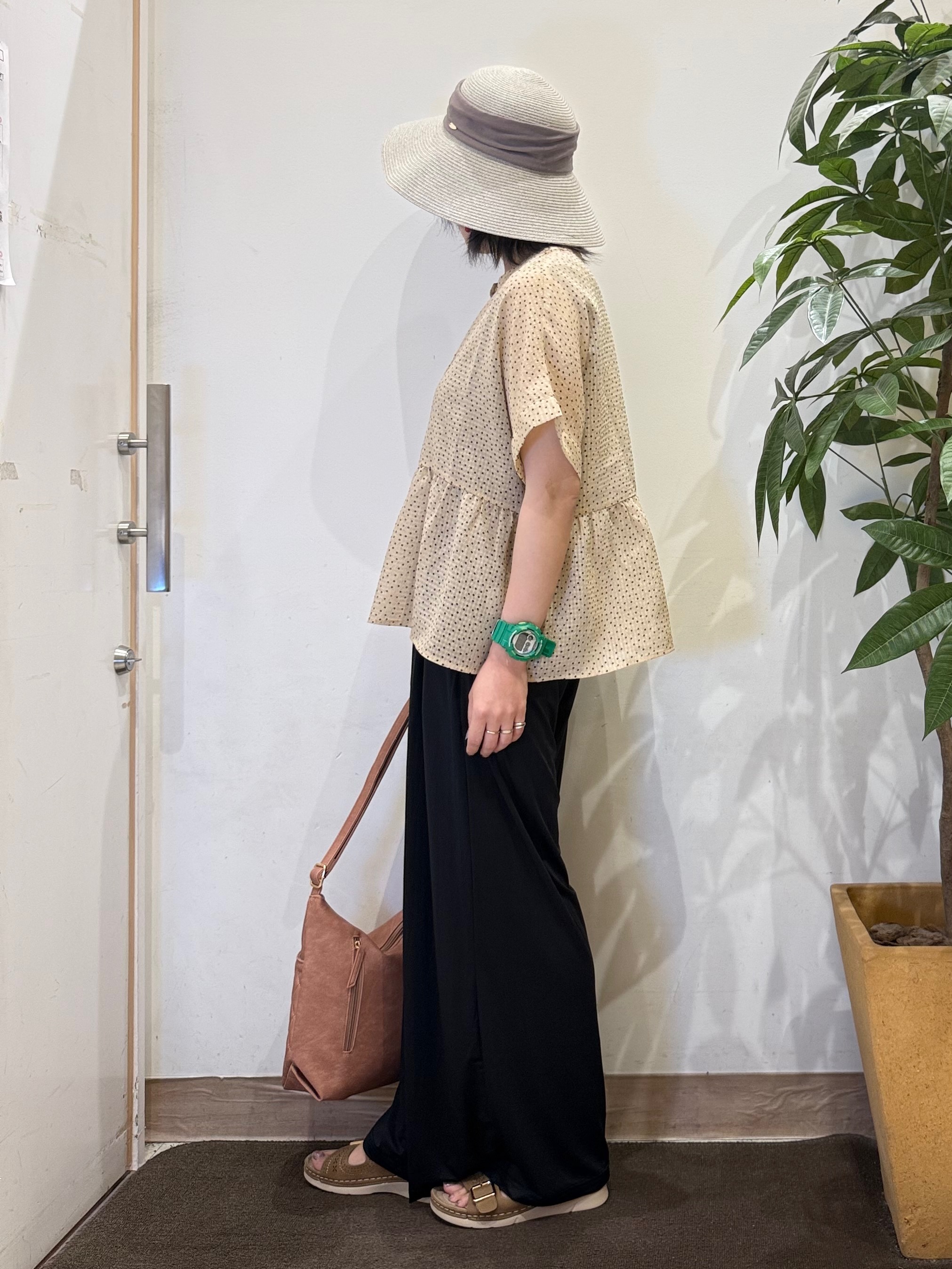 misakiさんの「SHOO･LA･RUE｜【体型カバー/洗濯機可】二の腕とお腹周りが隠せる シアーペプラムブラウス」を使ったコーディネート