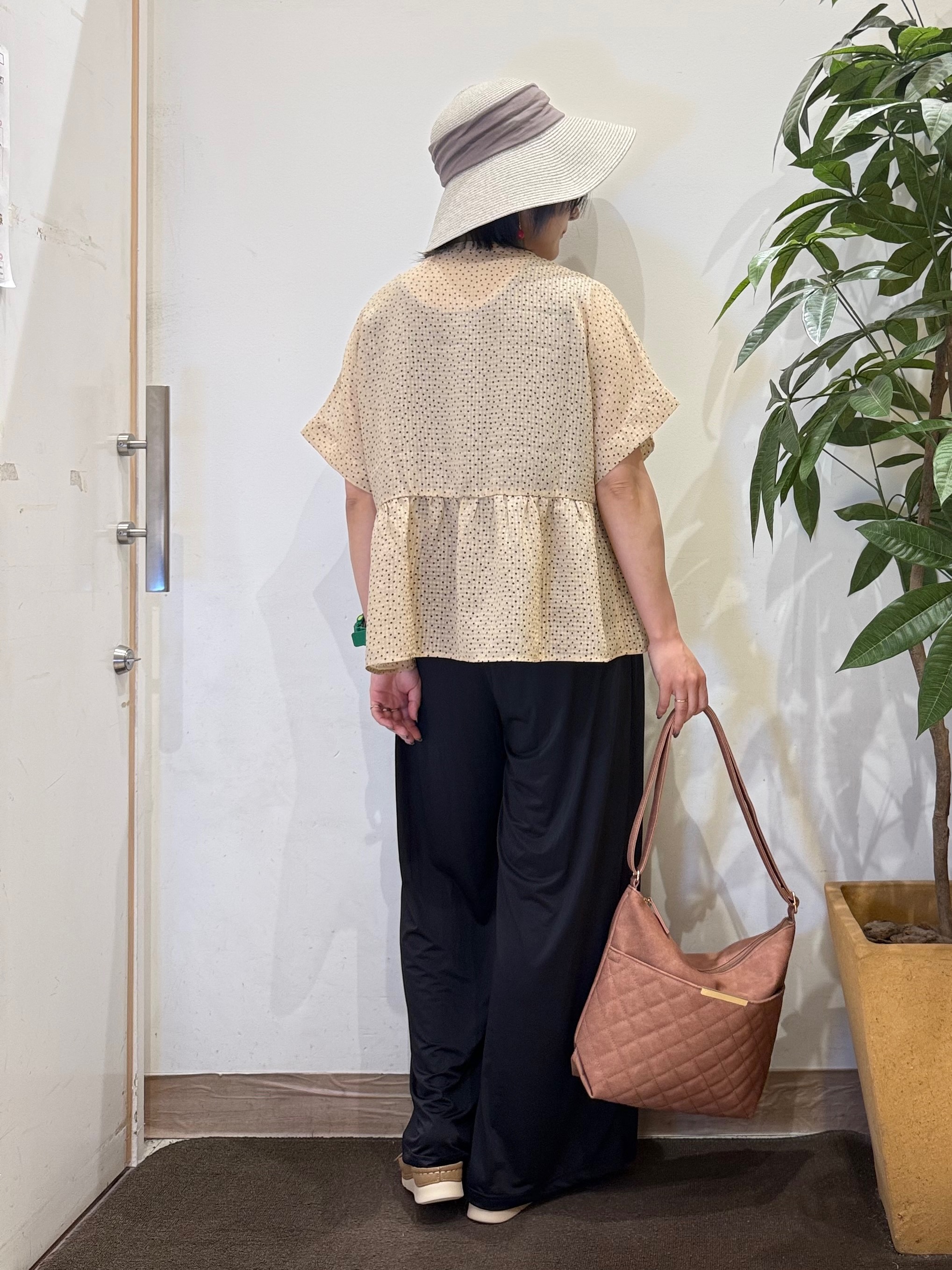 misakiさんの「SHOO･LA･RUE｜【体型カバー/洗濯機可】二の腕とお腹周りが隠せる シアーペプラムブラウス」を使ったコーディネート