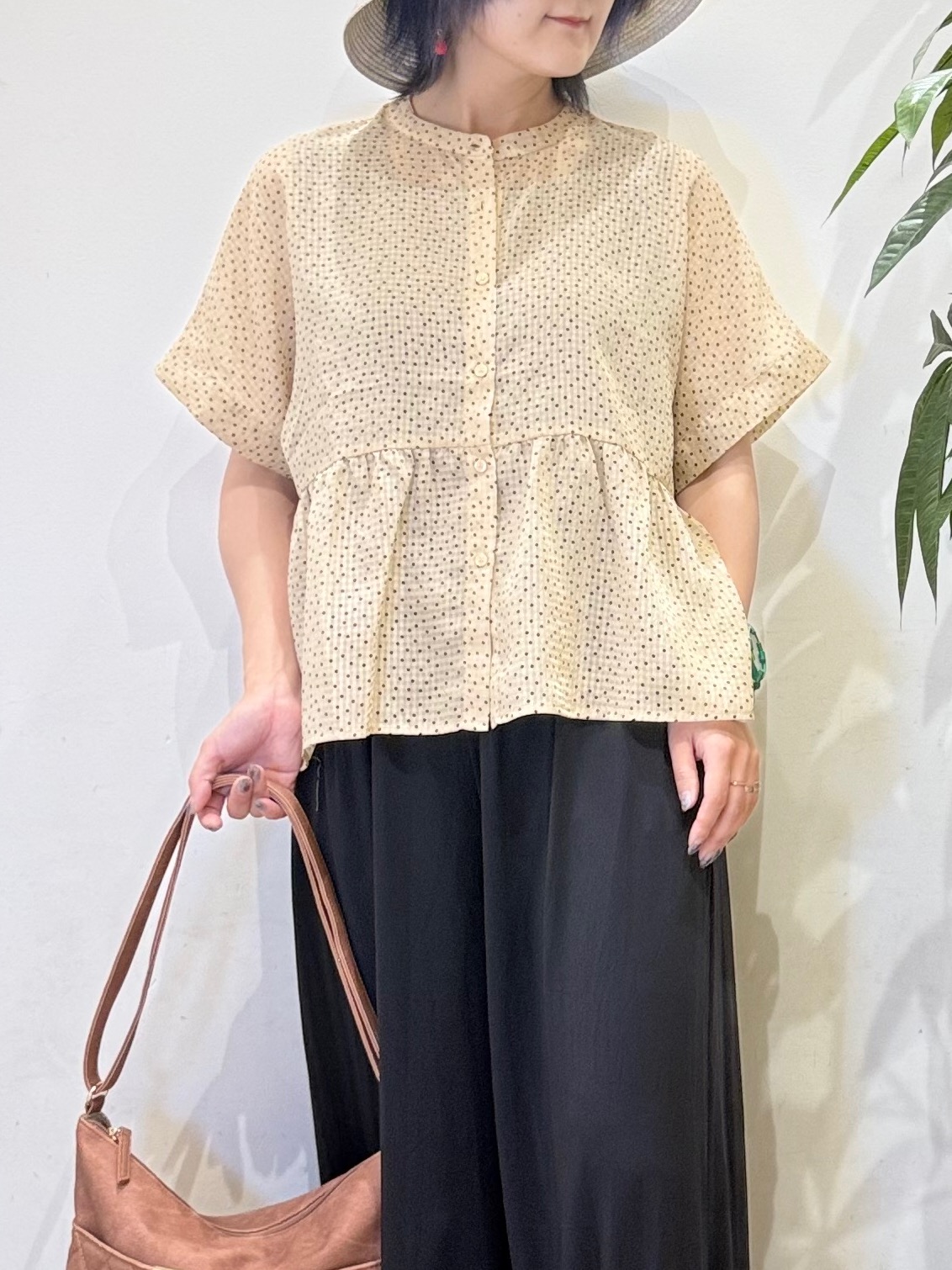 misakiさんの「SHOO･LA･RUE｜【体型カバー/洗濯機可】二の腕とお腹周りが隠せる シアーペプラムブラウス」を使ったコーディネート