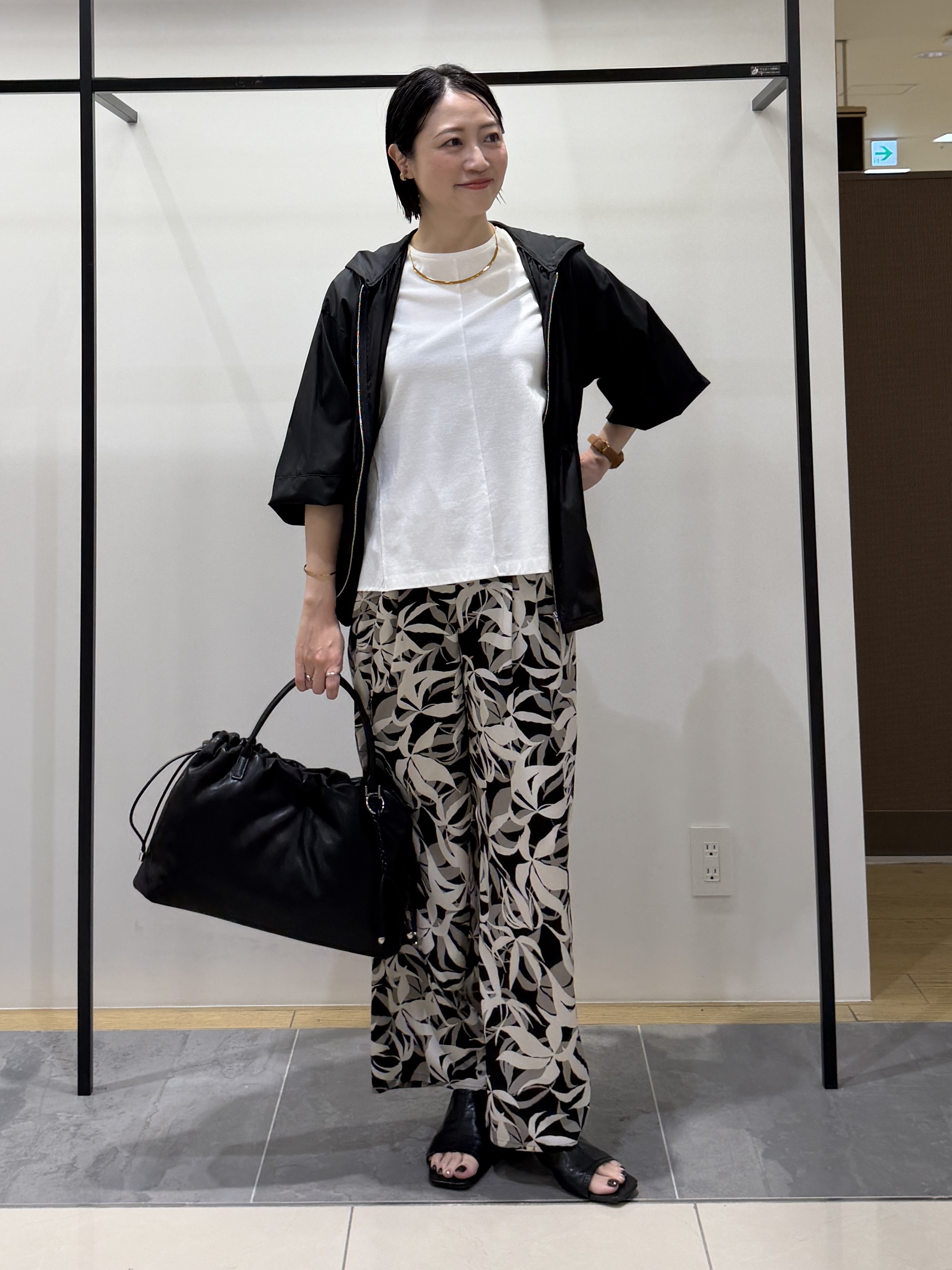 shihoさんの「INDIVI｜【撥水／UVカット】ライトフーディーブルゾン」を使ったコーディネート