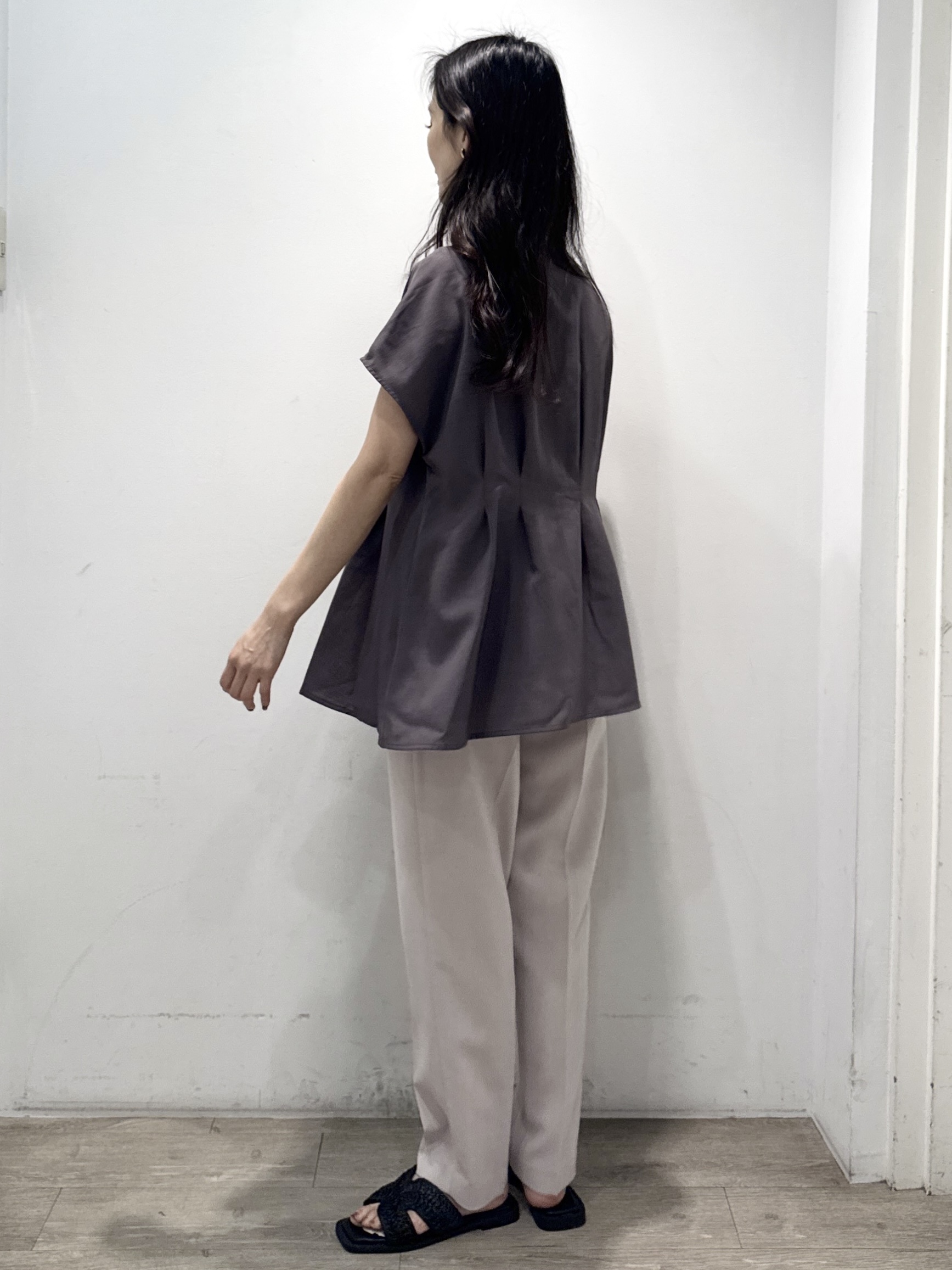 yuicciさんの「OPAQUE.CLIP｜【接触冷感／吸水速乾】リネンライク タックフレンチスリーブブラウス《洗濯機OK》」を使ったコーディネート