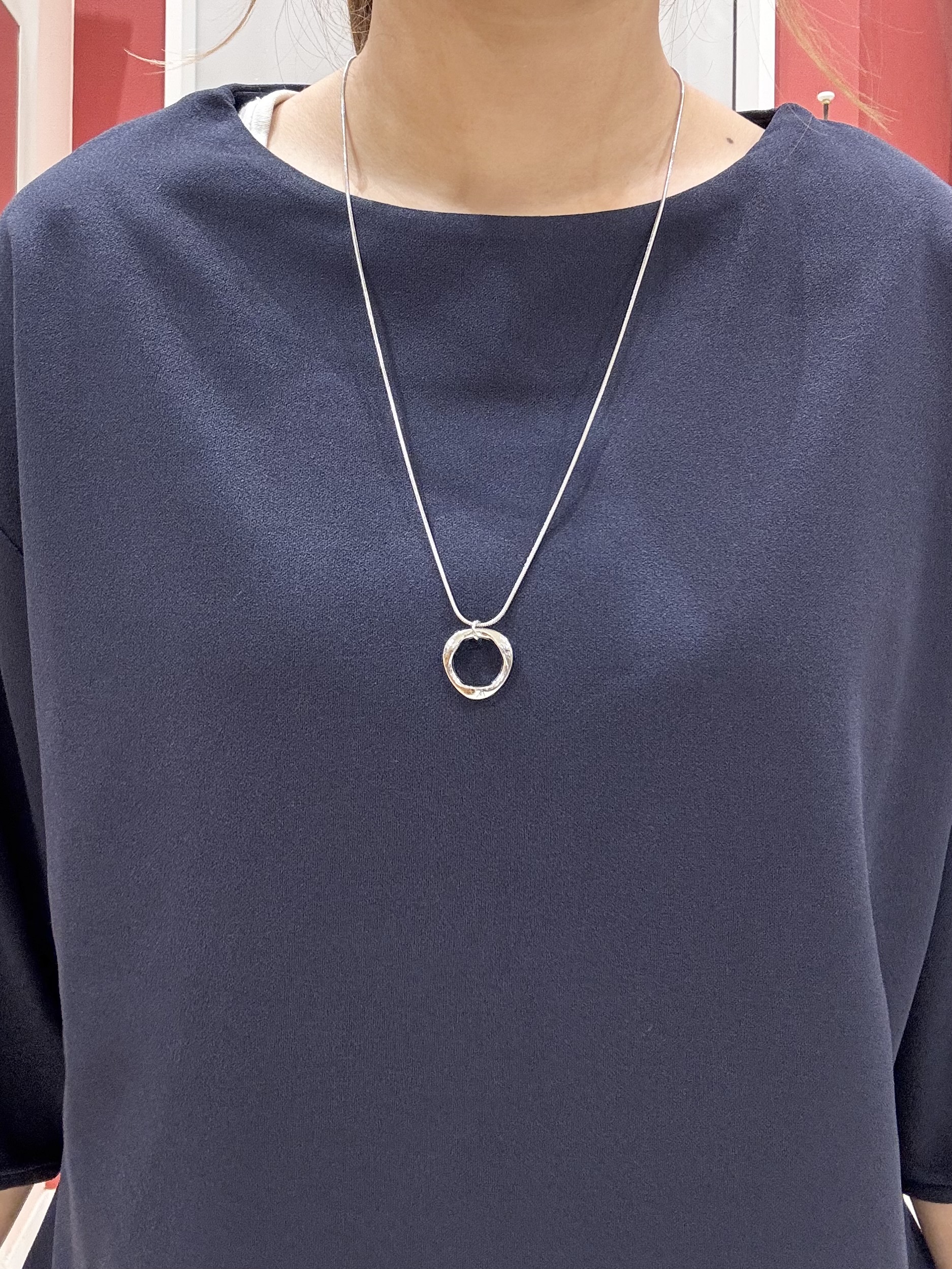 shioさんの「SHOO･LA･RUE｜【2点セット/洗濯機可/S-LL】インせず着られる ネックレス付き 5分袖Ｔシャツ」を使ったコーディネート