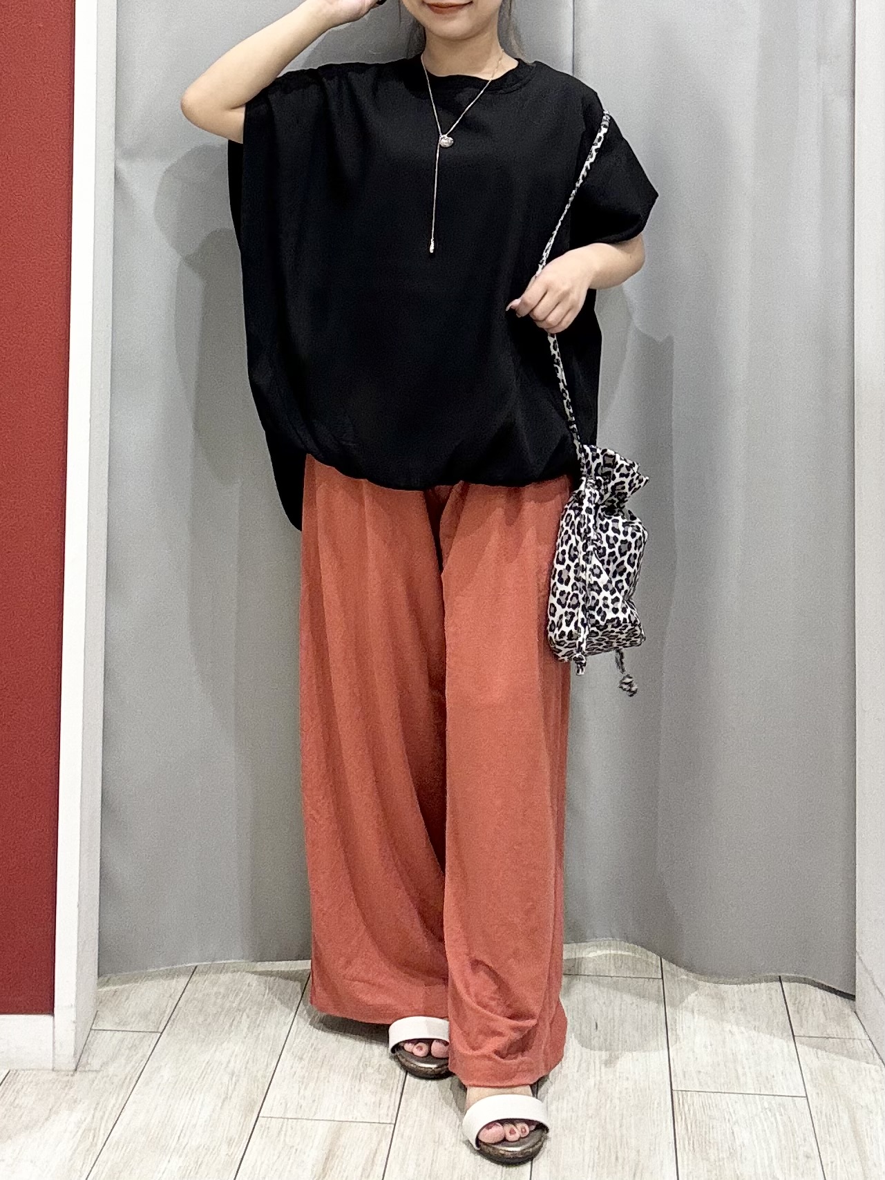 shioさんの「SHOO･LA･RUE｜【洗濯機可/体型カバー】インしてる風 ふんわり裾バルーントップス」を使ったコーディネート