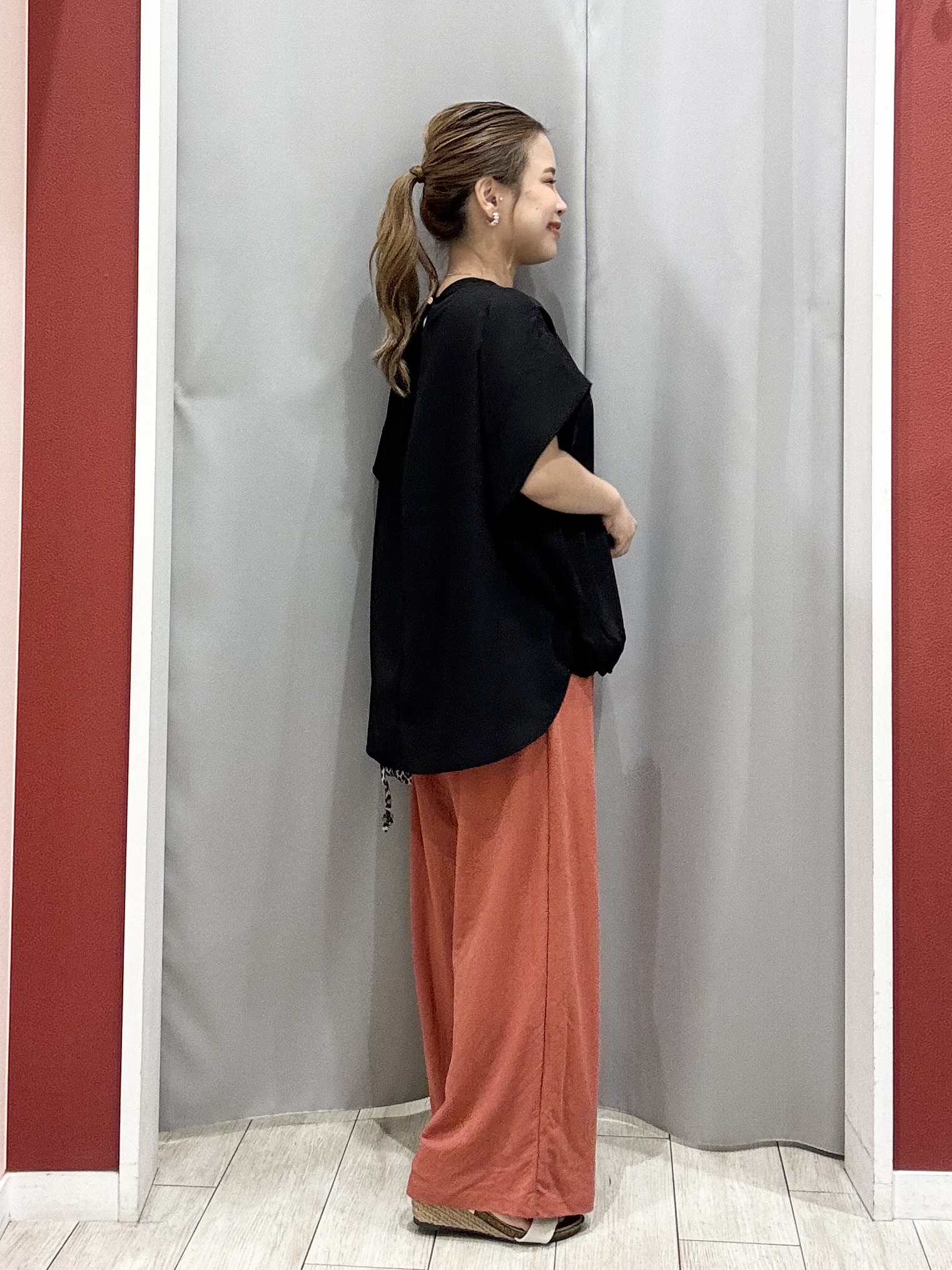 shioさんの「SHOO･LA･RUE｜【洗濯機可/体型カバー】インしてる風 ふんわり裾バルーントップス」を使ったコーディネート