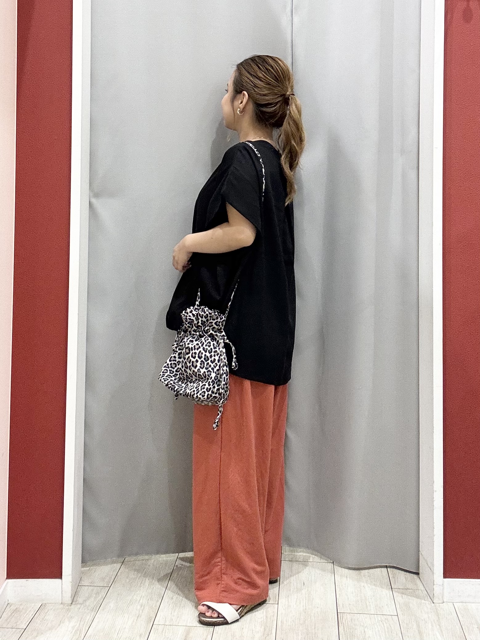 shioさんの「SHOO･LA･RUE｜【洗濯機可/体型カバー】インしてる風 ふんわり裾バルーントップス」を使ったコーディネート