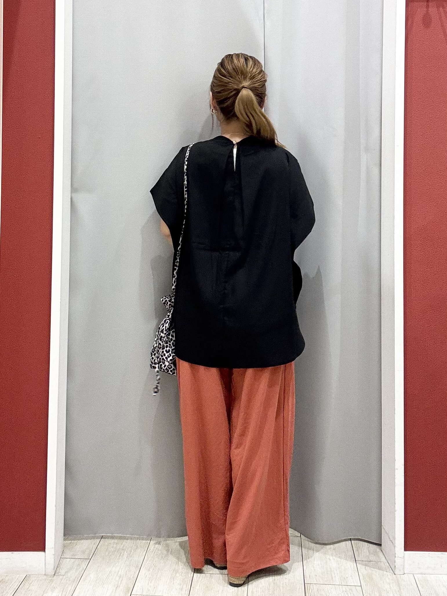 shioさんの「SHOO･LA･RUE｜【洗濯機可/体型カバー】インしてる風 ふんわり裾バルーントップス」を使ったコーディネート