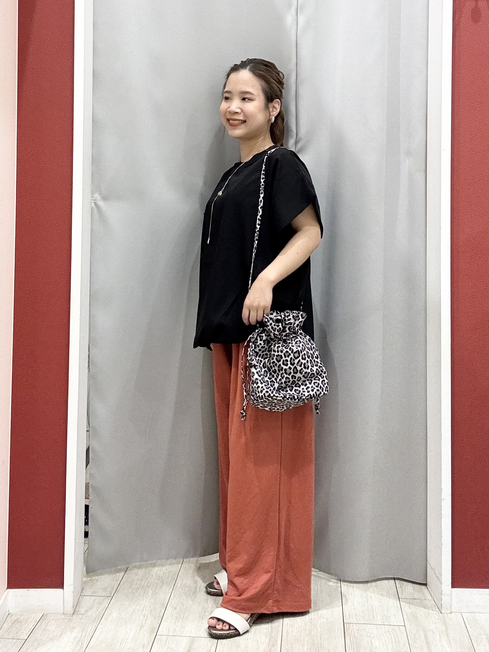shioさんの「SHOO･LA･RUE｜【洗濯機可/体型カバー】インしてる風 ふんわり裾バルーントップス」を使ったコーディネート