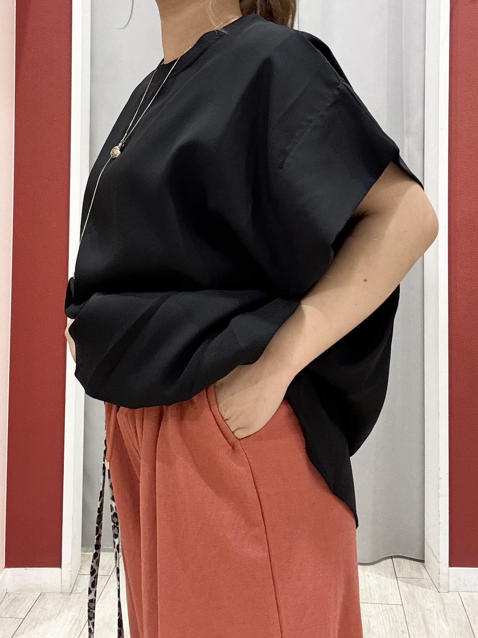 shioさんの「SHOO･LA･RUE｜【洗濯機可/体型カバー】インしてる風 ふんわり裾バルーントップス」を使ったコーディネート