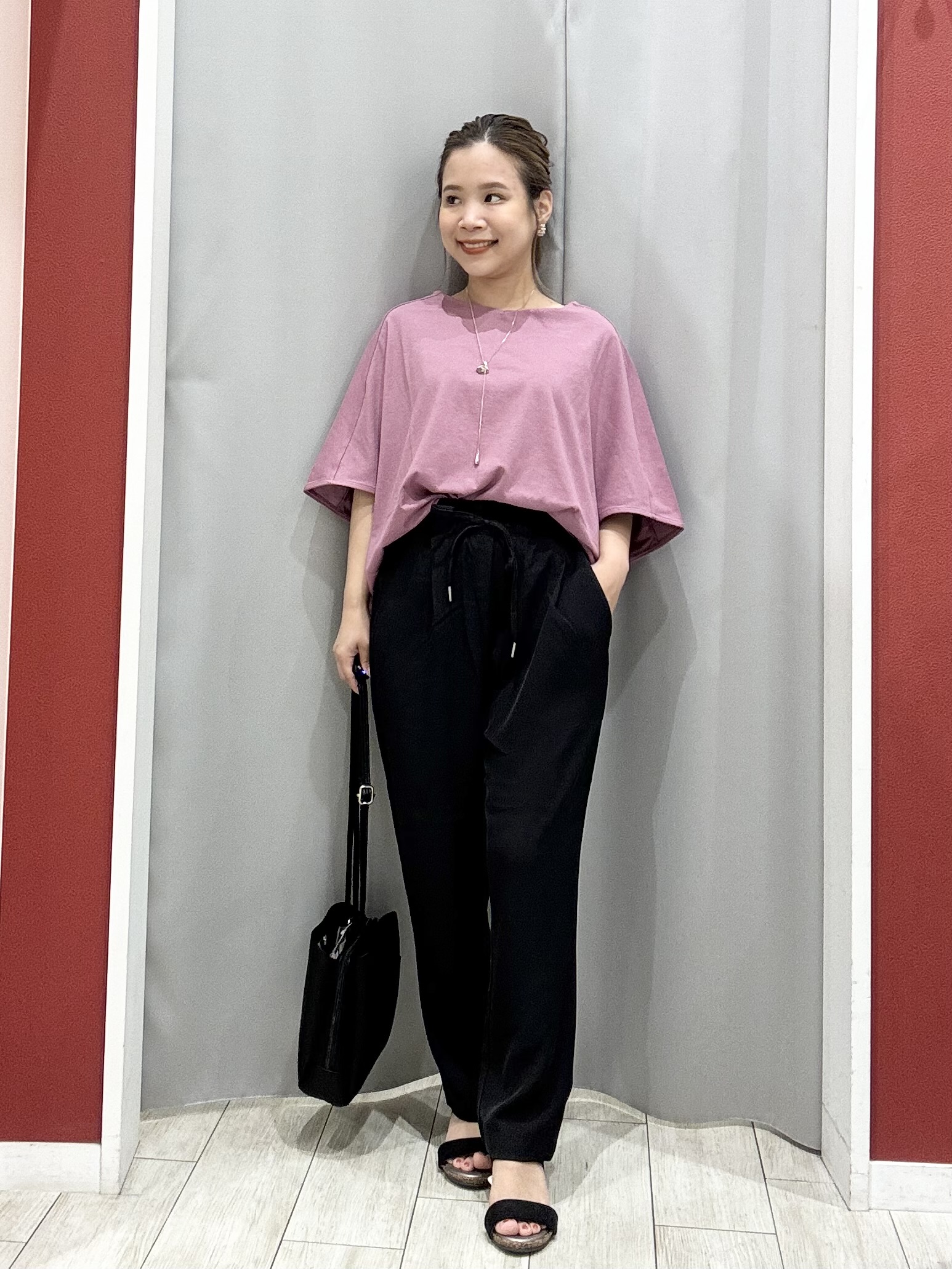shioさんの「SHOO･LA･RUE｜【洗濯機可/体型カバー】インせず着られる 上品見えのドルマントップス」を使ったコーディネート