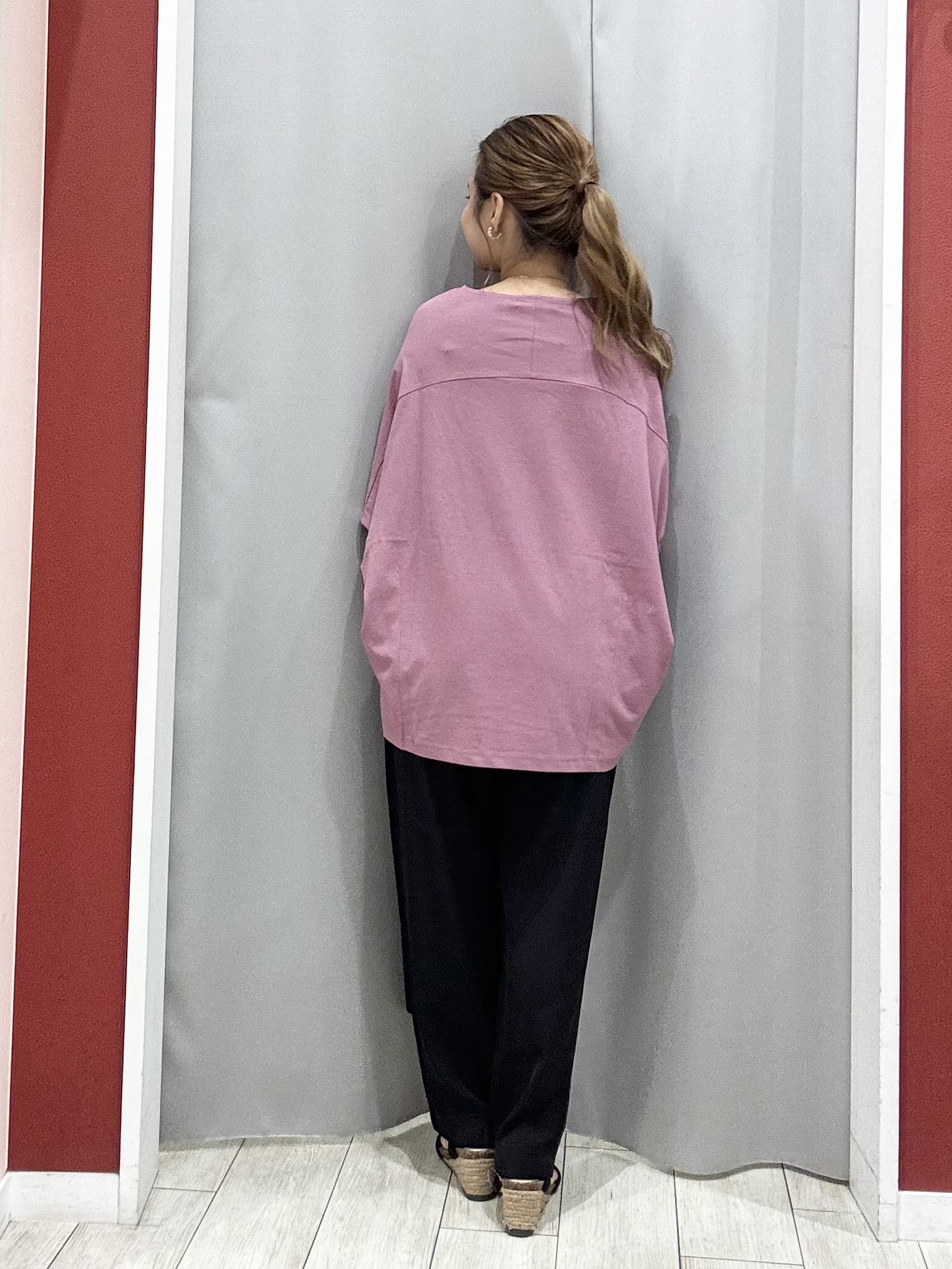 shioさんの「SHOO･LA･RUE｜【洗濯機可/体型カバー】インせず着られる 上品見えのドルマントップス」を使ったコーディネート