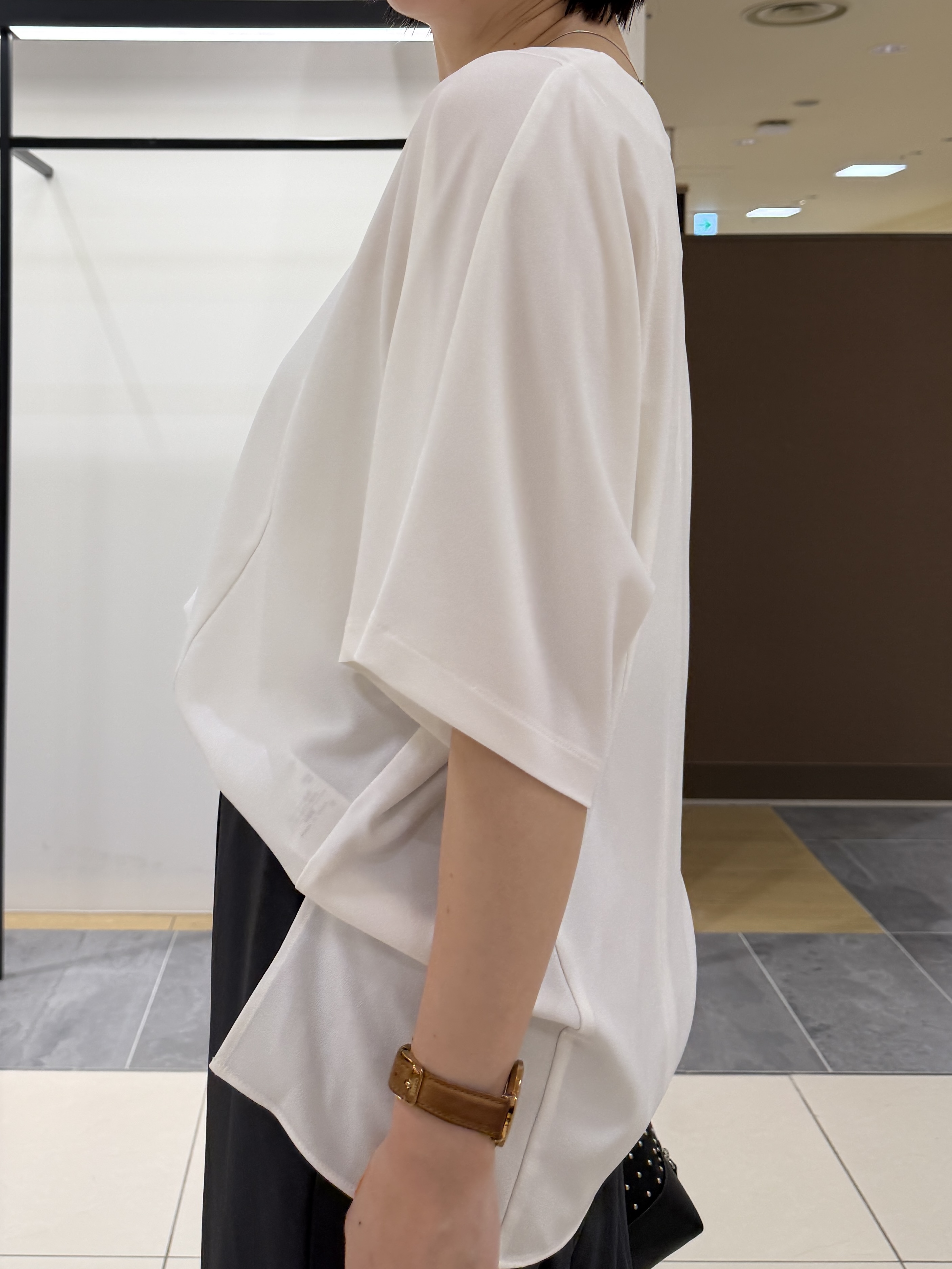 shihoさんの「INDIVI｜【体型＆二の腕カバー/着る日傘】ドルマントップス」を使ったコーディネート