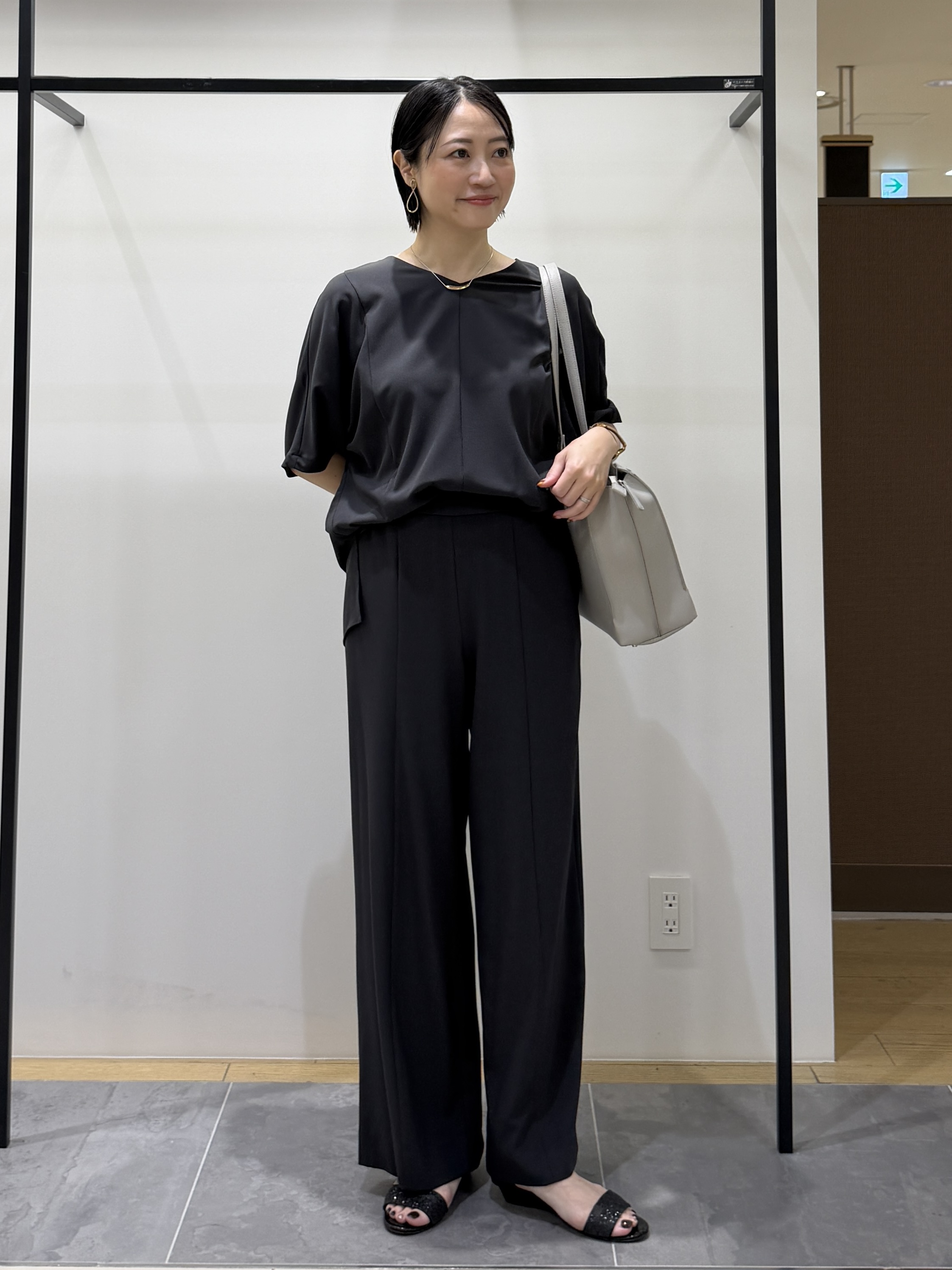 shihoさんの「INDIVI｜【体型＆二の腕カバー/着る日傘】ドルマントップス」を使ったコーディネート