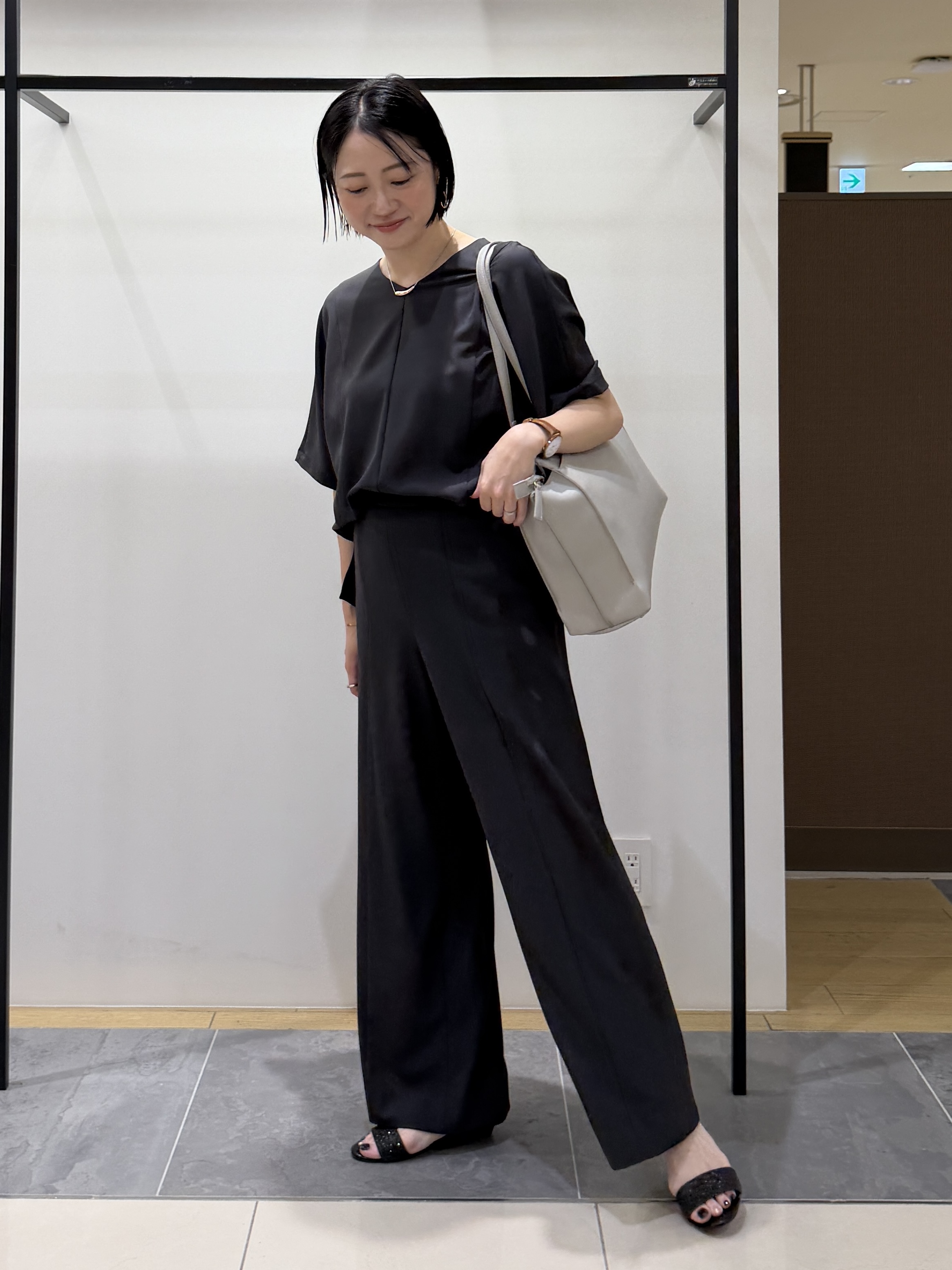 shihoさんの「INDIVI｜【体型＆二の腕カバー/着る日傘】ドルマントップス」を使ったコーディネート