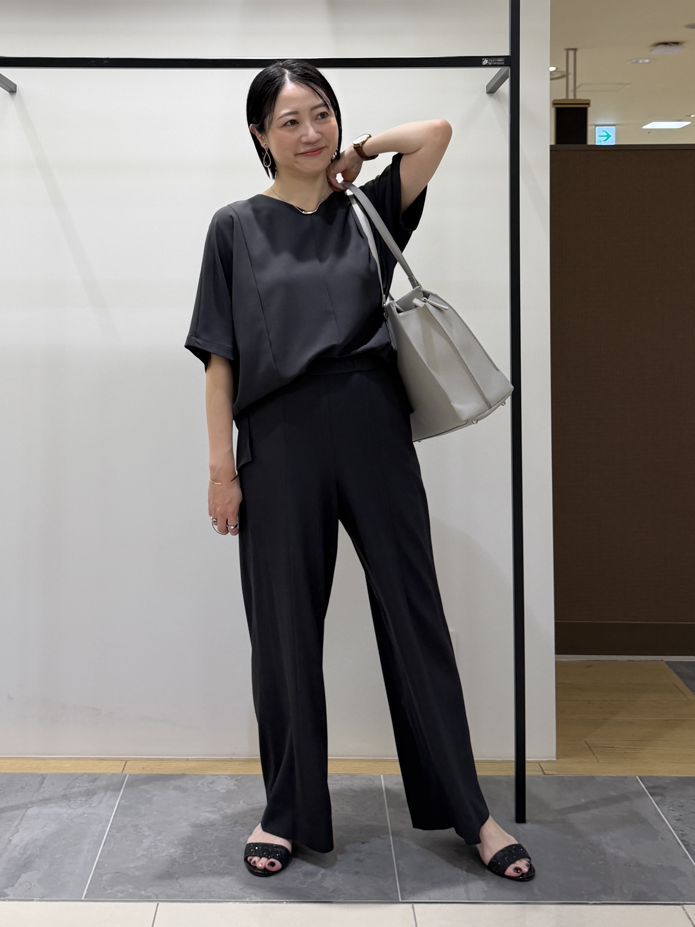 shihoさんの「INDIVI｜【体型＆二の腕カバー/着る日傘】ドルマントップス」を使ったコーディネート