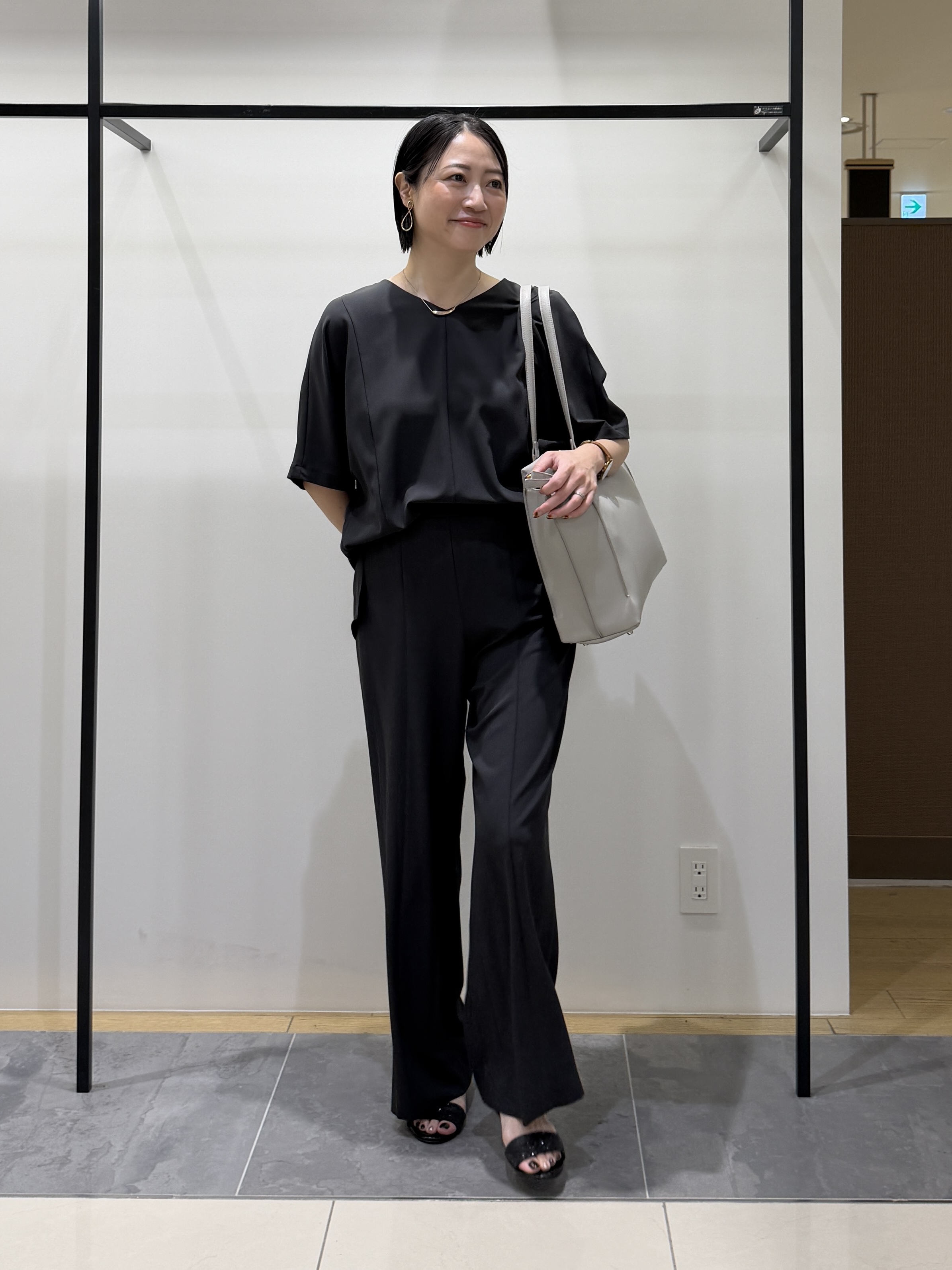 shihoさんの「INDIVI｜【体型＆二の腕カバー/着る日傘】ドルマントップス」を使ったコーディネート