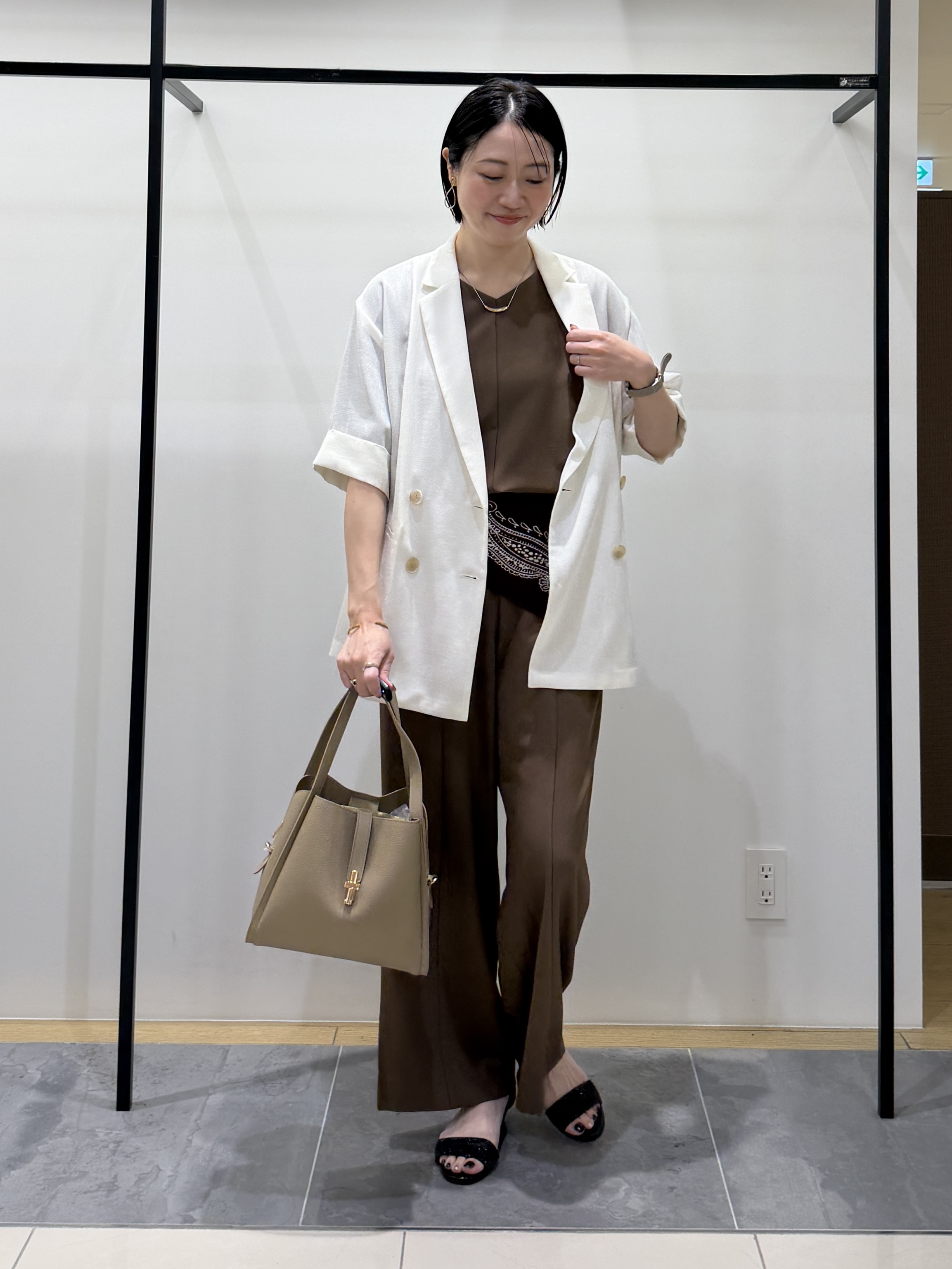 shihoさんの「INDIVI｜【体型＆二の腕カバー/着る日傘】ドルマントップス」を使ったコーディネート