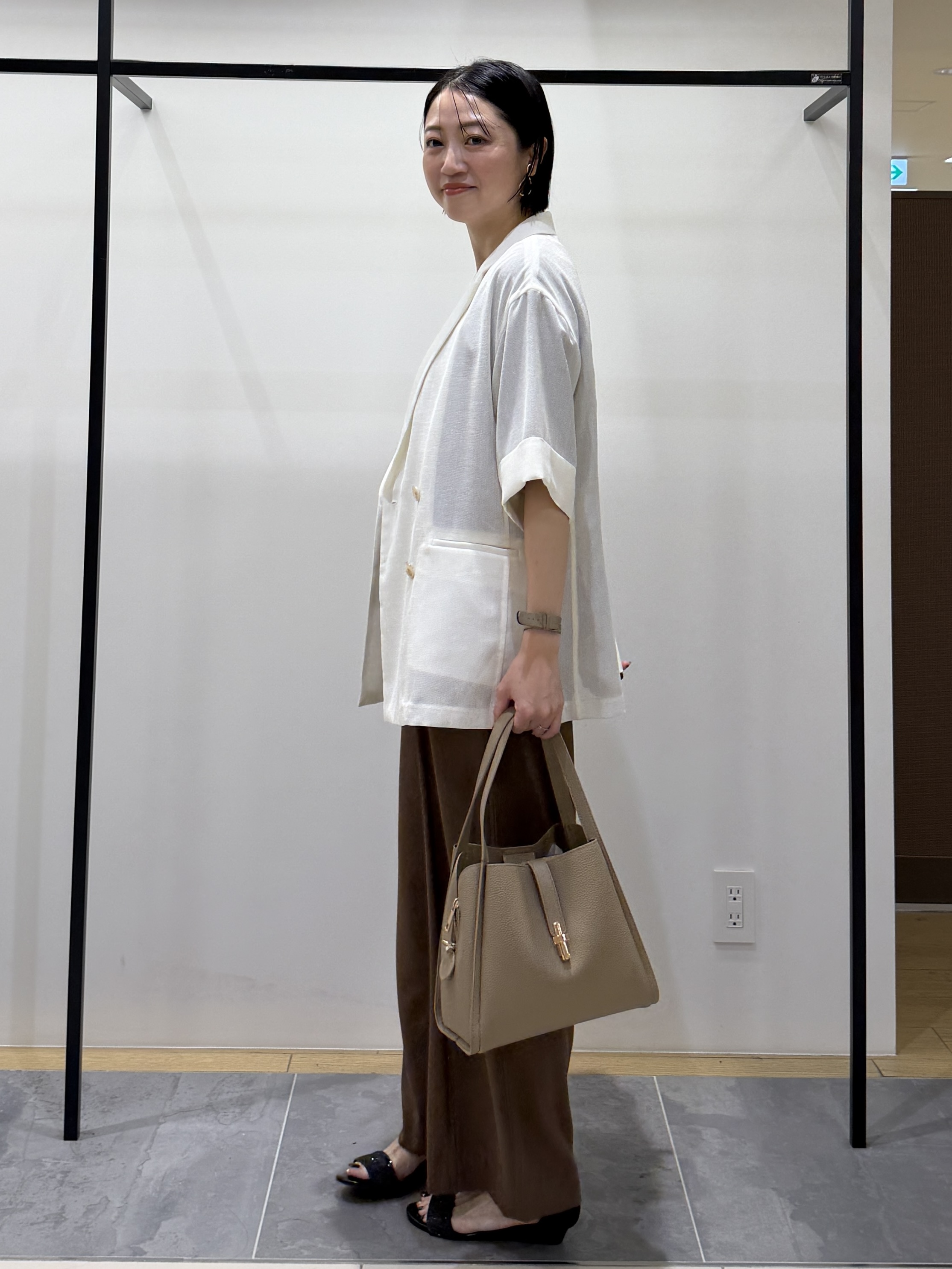 shihoさんの「INDIVI｜【体型＆二の腕カバー/着る日傘】ドルマントップス」を使ったコーディネート
