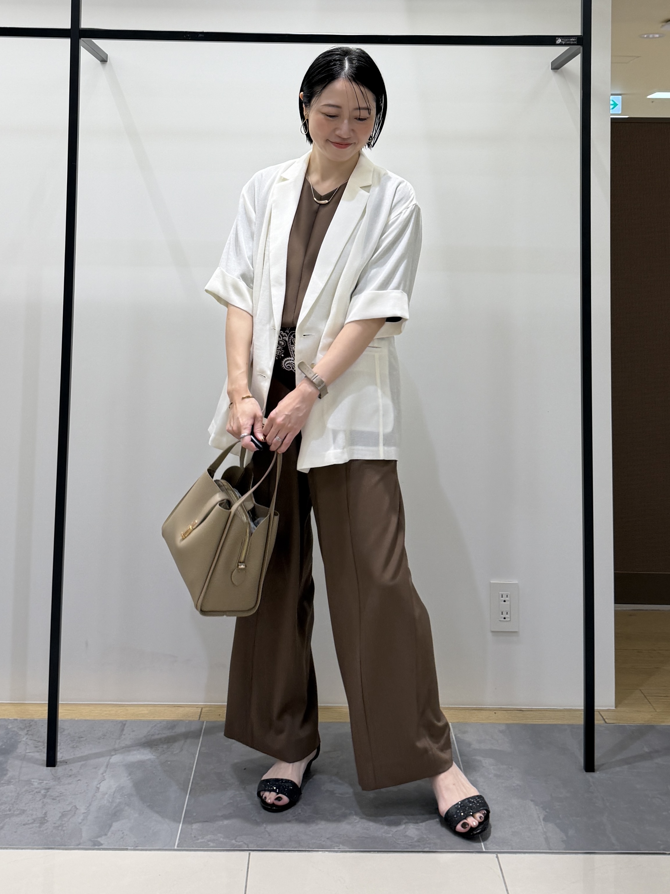 shihoさんの「INDIVI｜【体型＆二の腕カバー/着る日傘】ドルマントップス」を使ったコーディネート