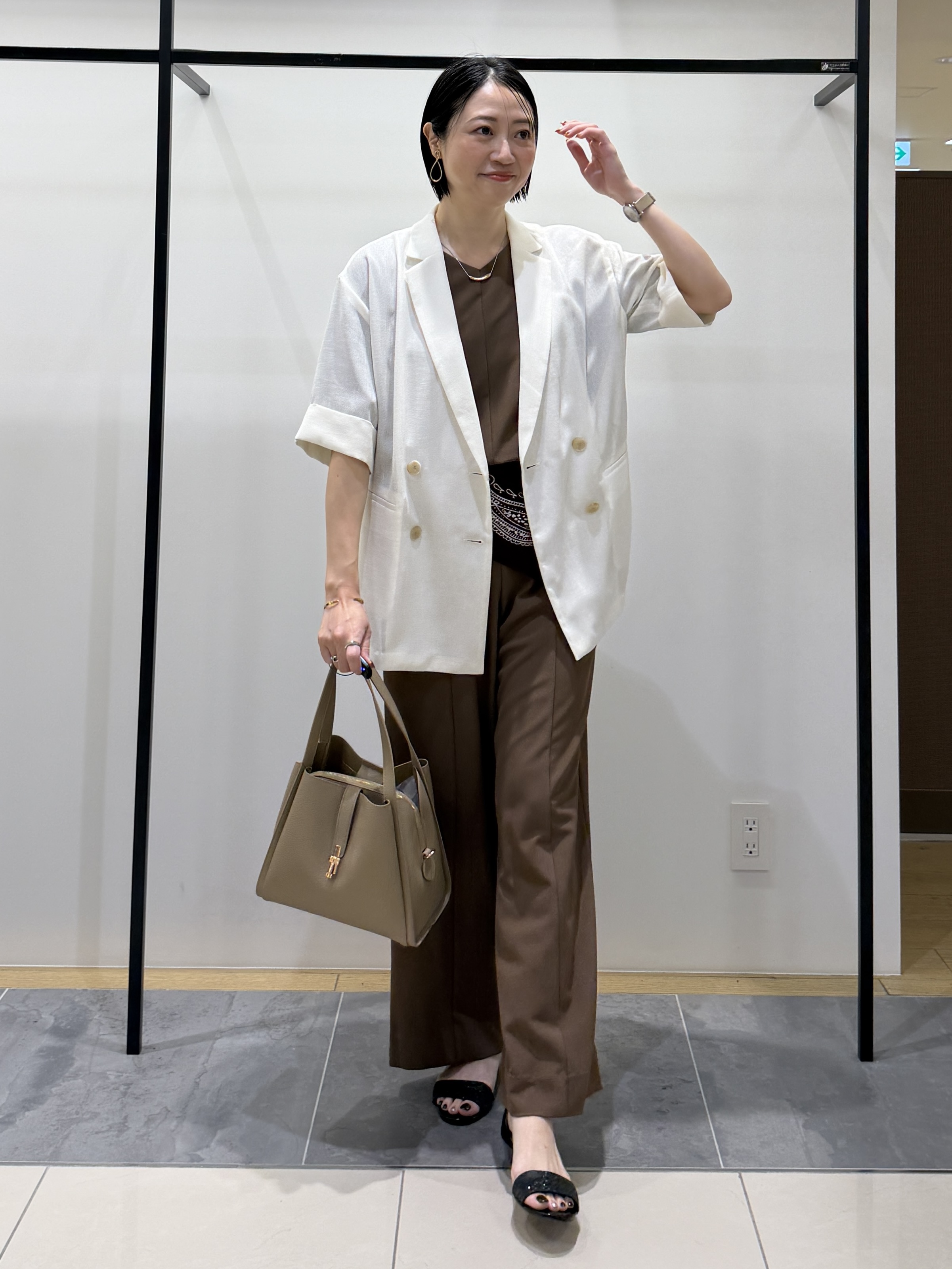 shihoさんの「INDIVI｜【体型＆二の腕カバー/着る日傘】ドルマントップス」を使ったコーディネート