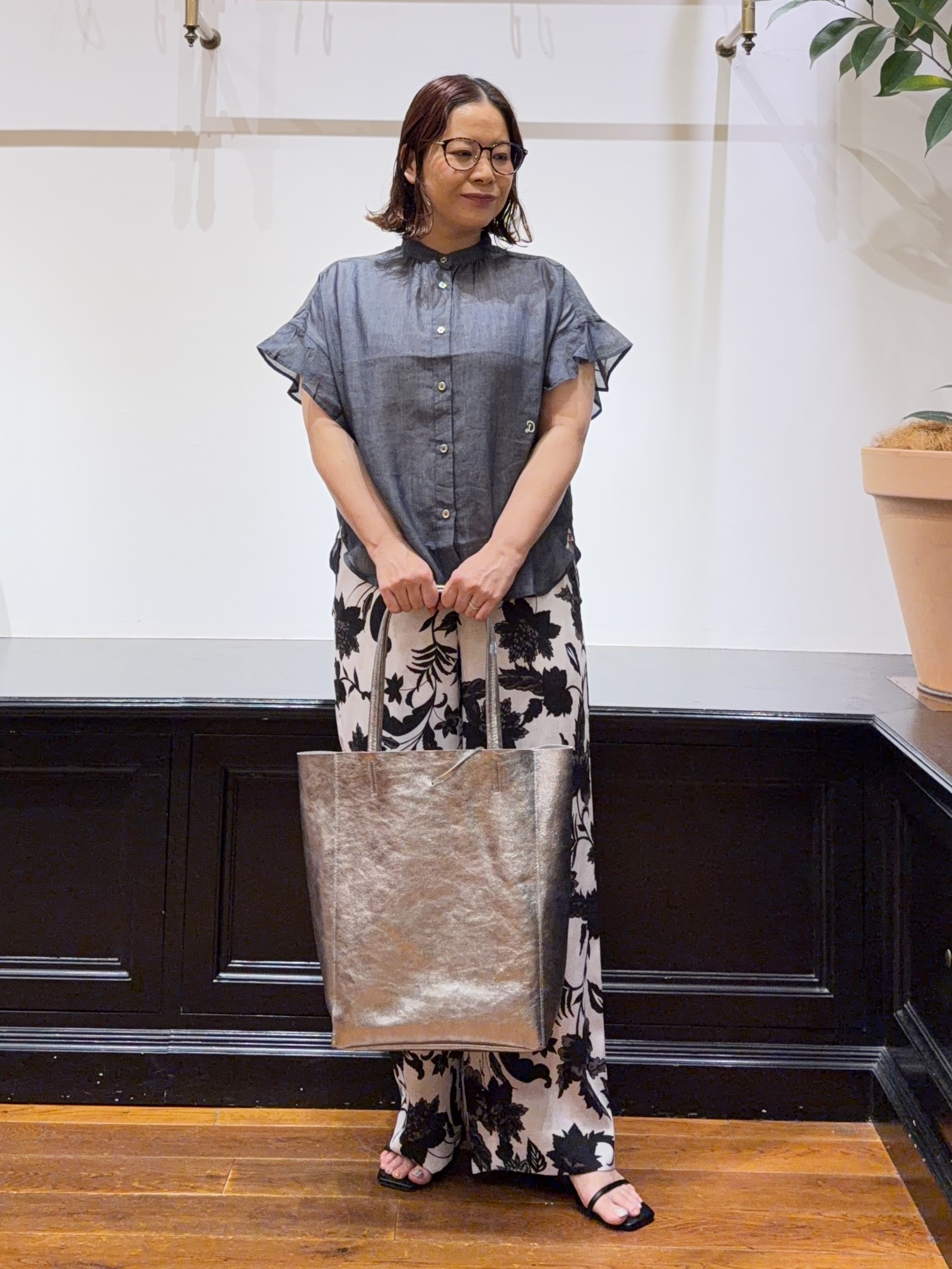 Asamiさんの「◆【涼しく着映え】シアーデニム バンドカラーブラウス」を使ったコーディネート