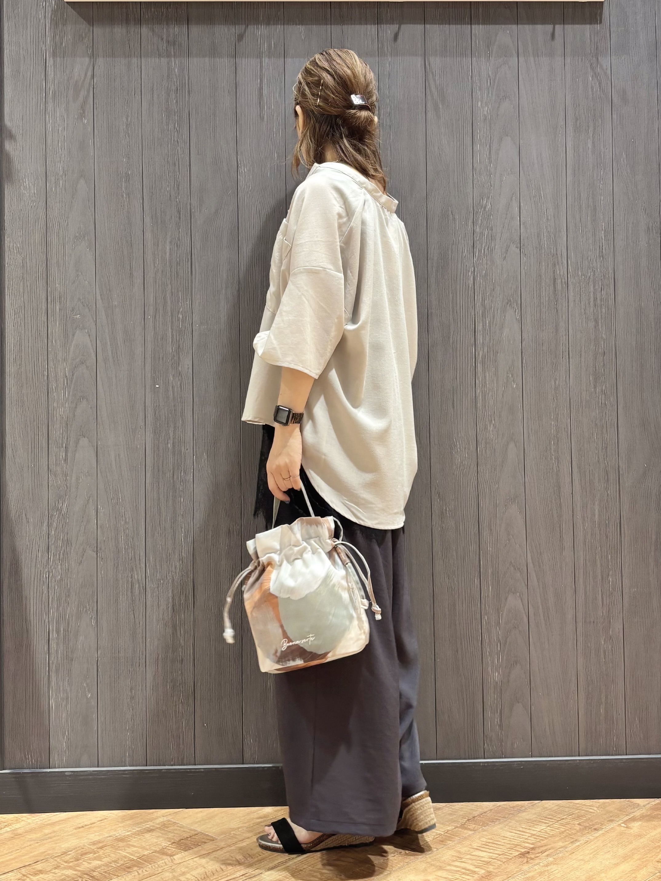 meiさんの「SHOO･LA･RUE｜【洗濯機可/S-LL】大人の抜け感 ゆるっと5分袖シャツ」を使ったコーディネート