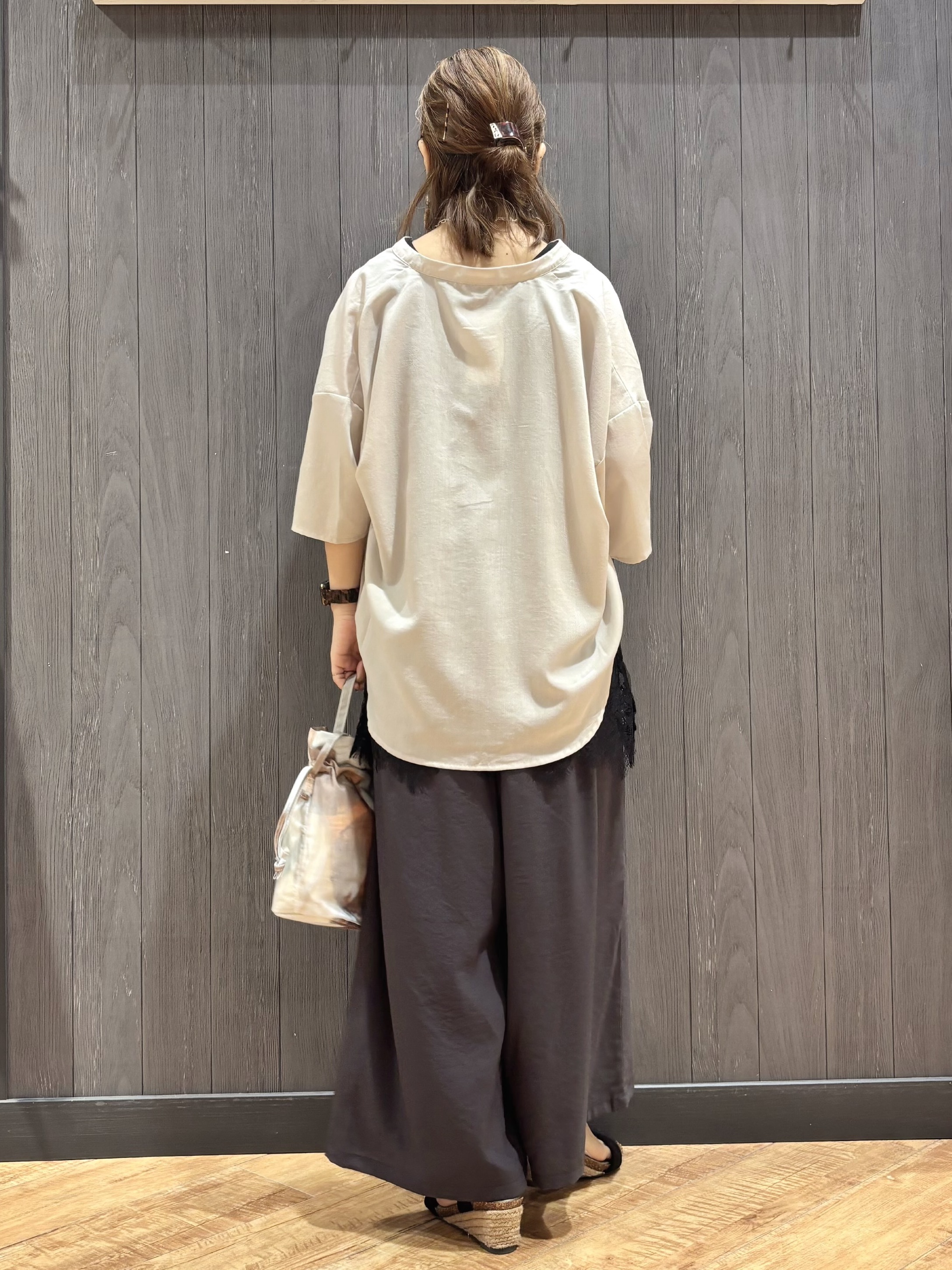 meiさんの「SHOO･LA･RUE｜【洗濯機可/S-LL】大人の抜け感 ゆるっと5分袖シャツ」を使ったコーディネート
