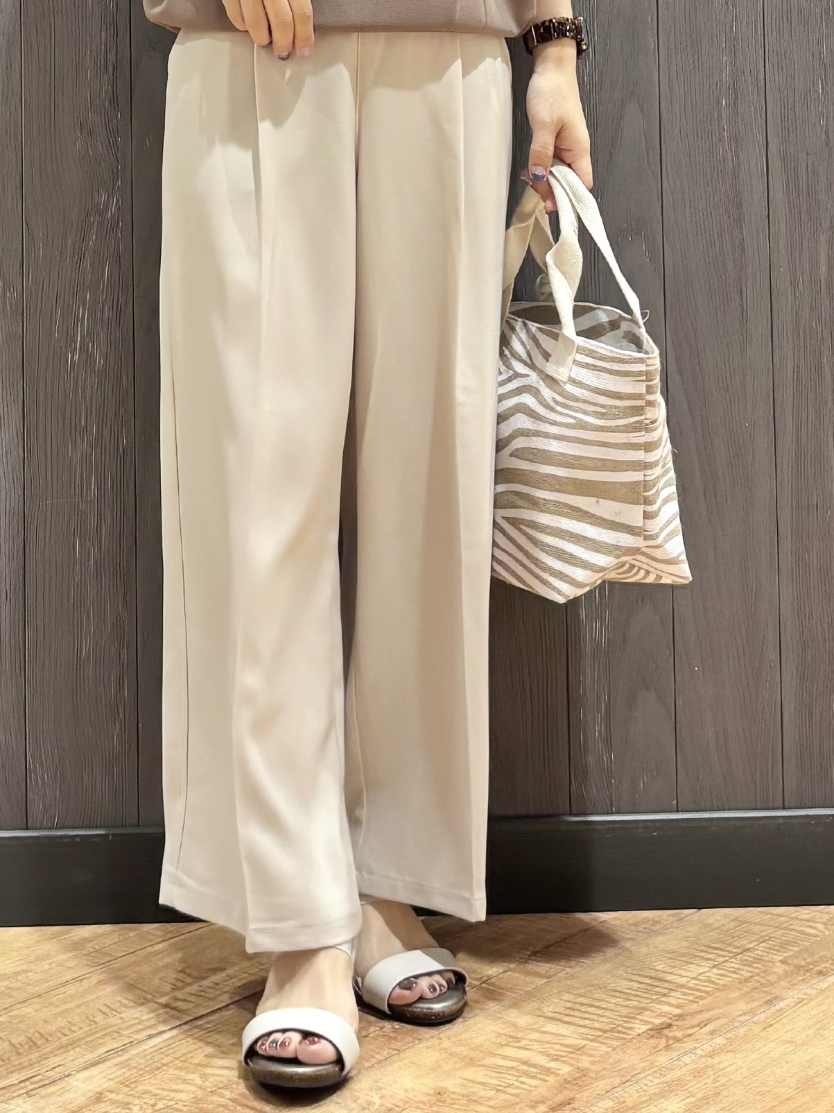 meiさんの「SHOO･LA･RUE｜【通気性〇/洗濯機可/S-LL】シアーラメカーディガン」を使ったコーディネート