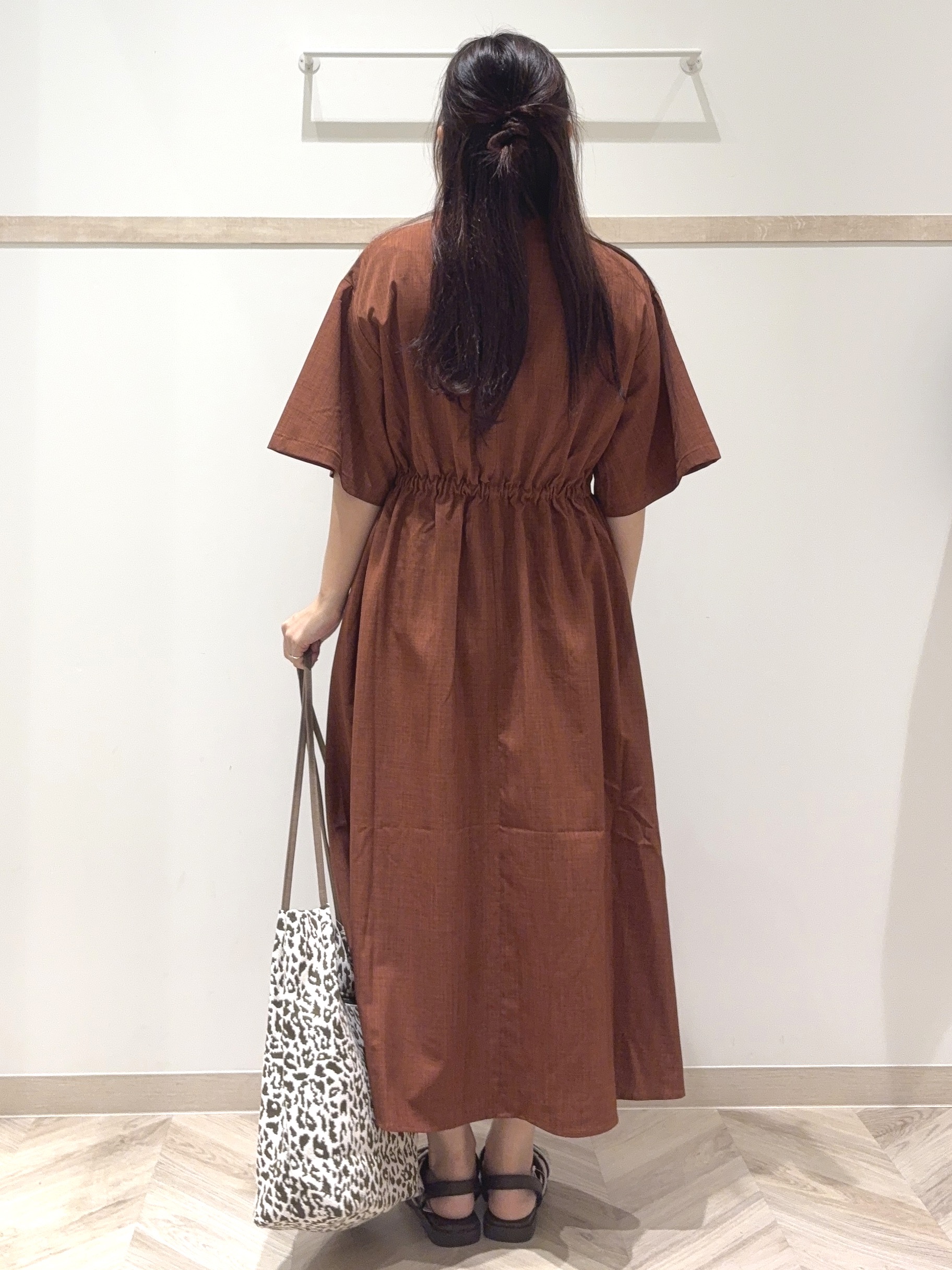 nanaさんの「SHOO･LA･RUE｜【洗濯機可/S-LL】すっきり見え ウエストサイドギャザーワンピース」を使ったコーディネート