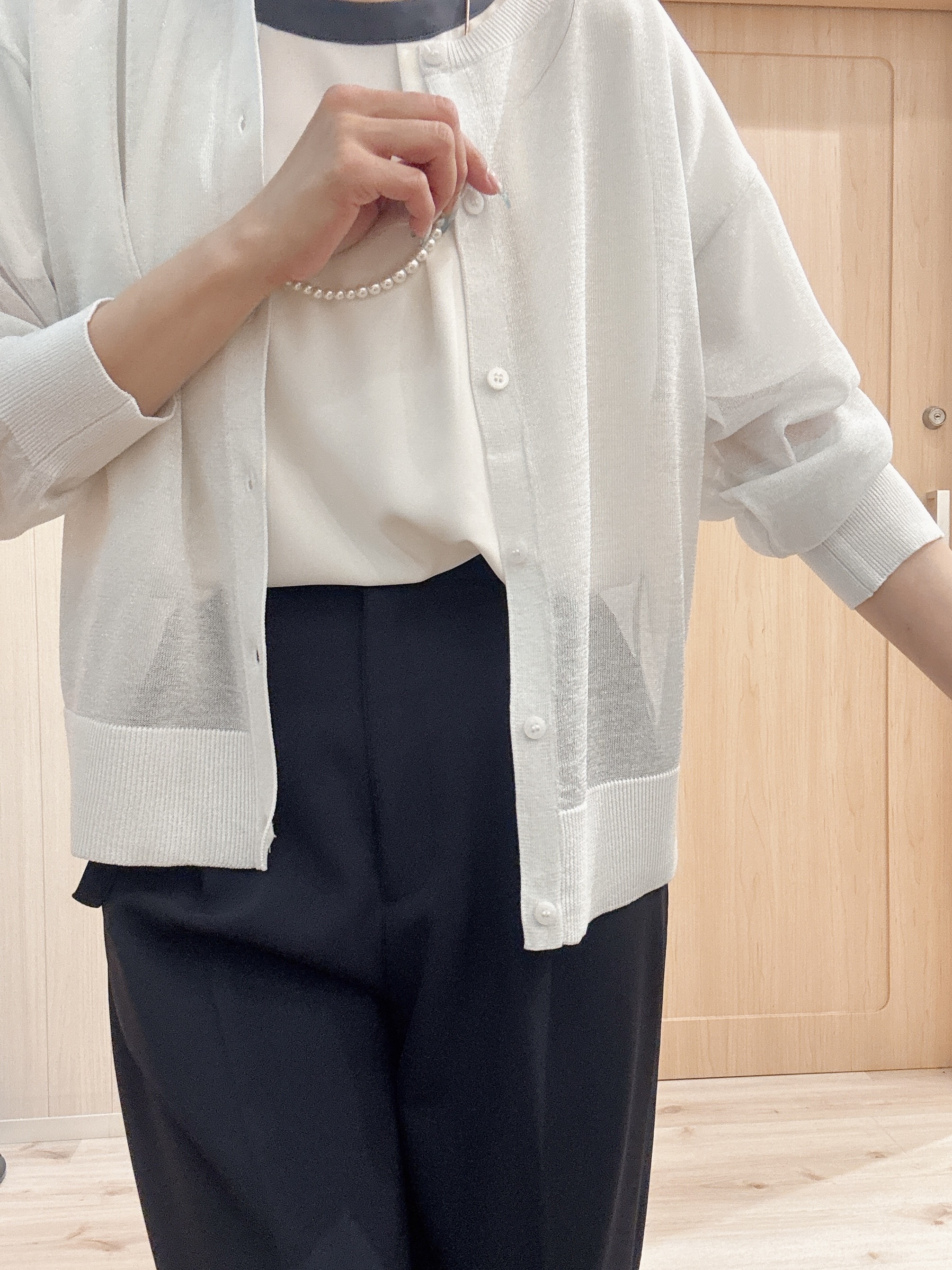 モカさんの「SHOO･LA･RUE｜【通気性〇/洗濯機可/S-LL】シアーラメカーディガン」を使ったコーディネート