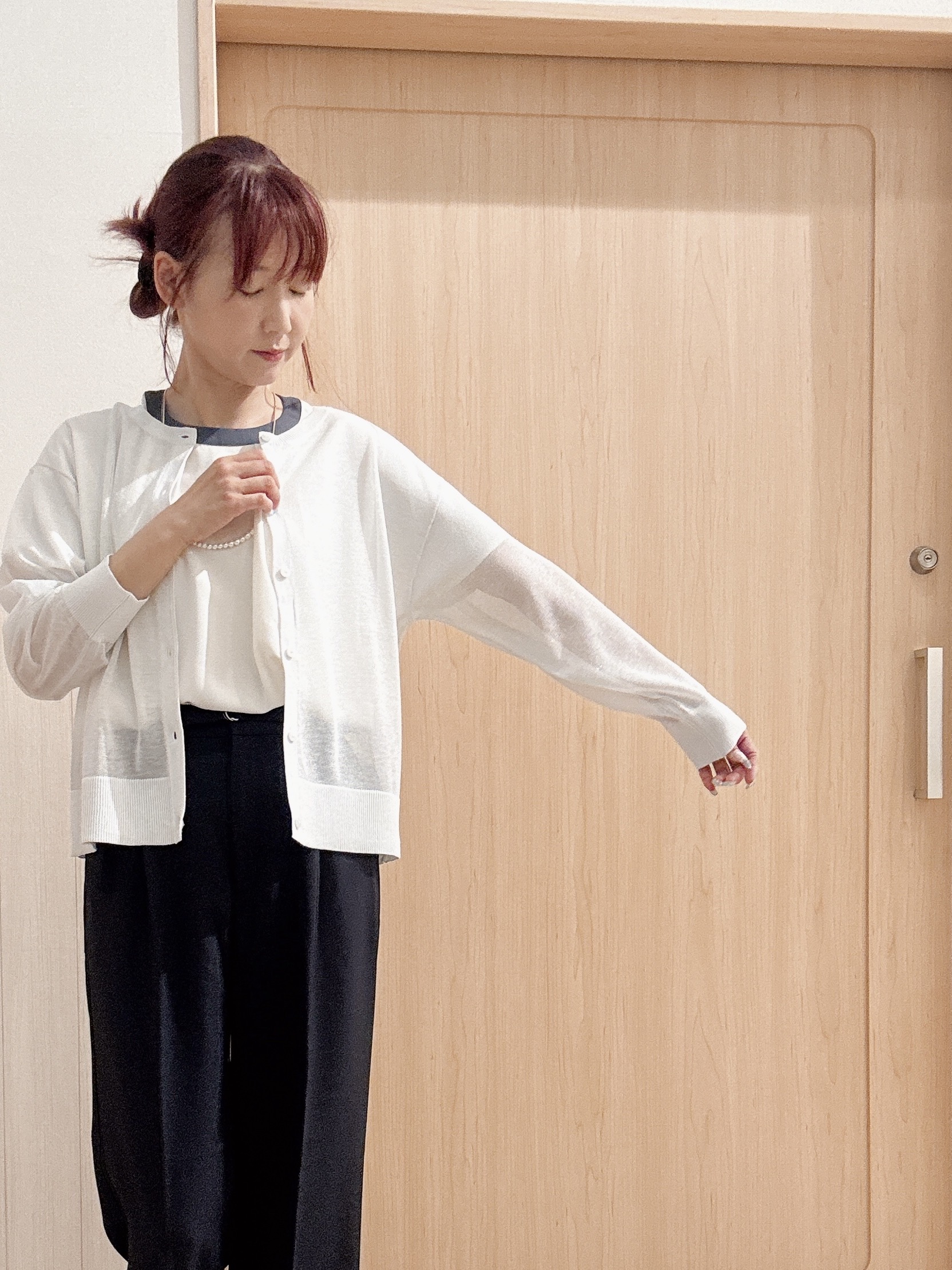 モカさんの「SHOO･LA･RUE｜【通気性〇/洗濯機可/S-LL】シアーラメカーディガン」を使ったコーディネート