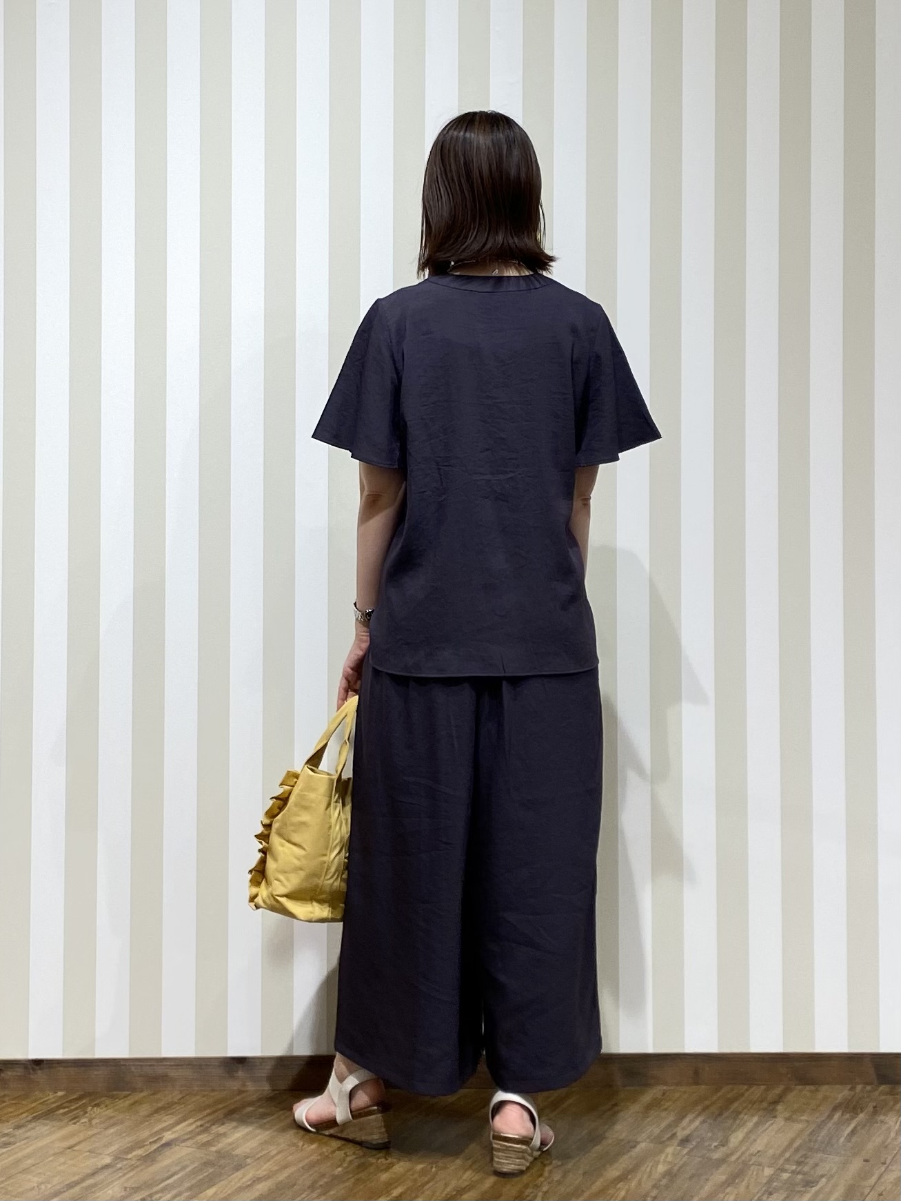 SAOさんの「SHOO･LA･RUE｜【セットアップ可/洗濯機可】サラっと着られる 麻調Ⅴネックタックブラウス」を使ったコーディネート