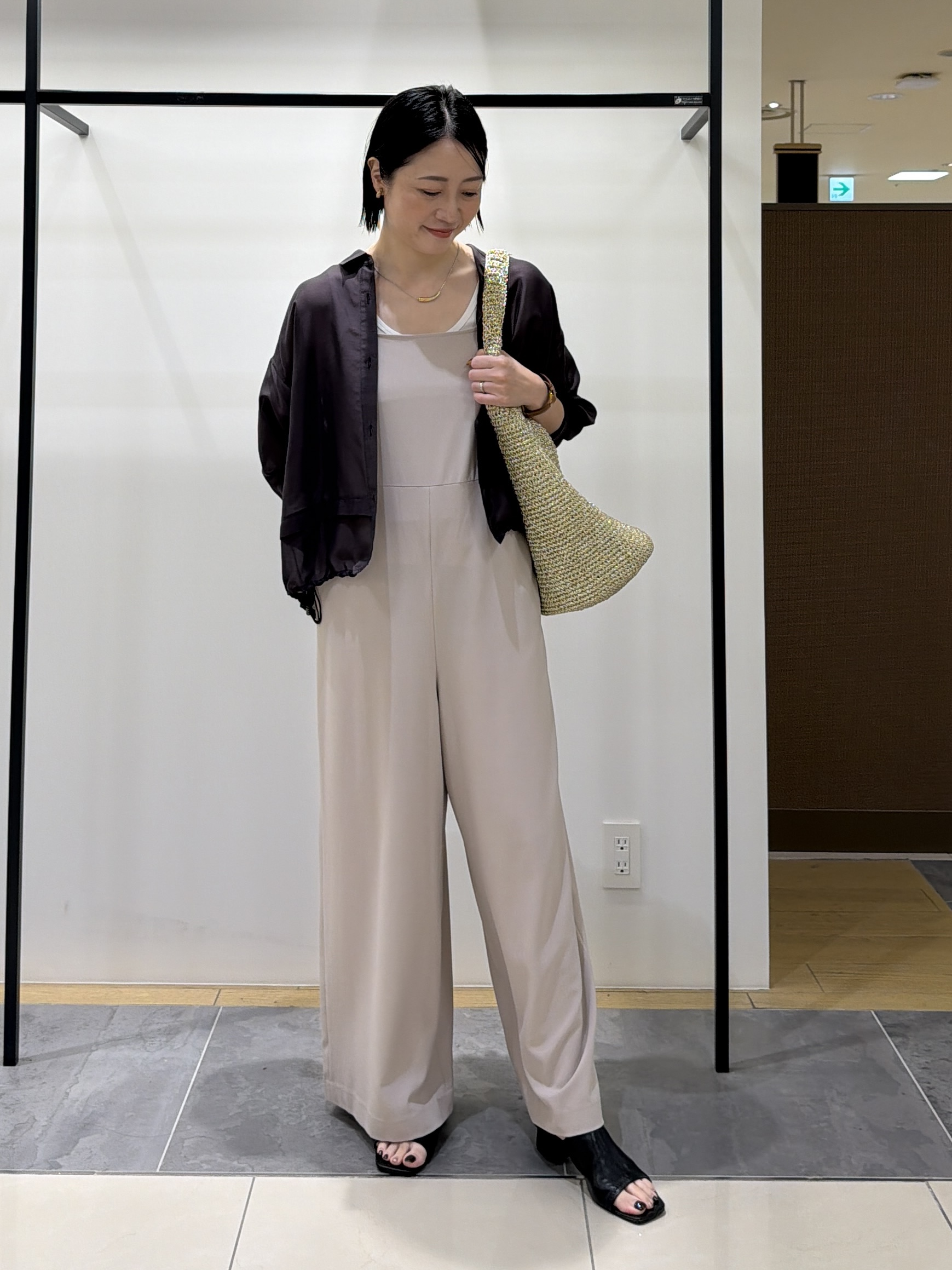 shihoさんの「INDIVI｜【接触冷感／洗える／2WAY】ドロスト付 シアーシャンブレーシャツ」を使ったコーディネート